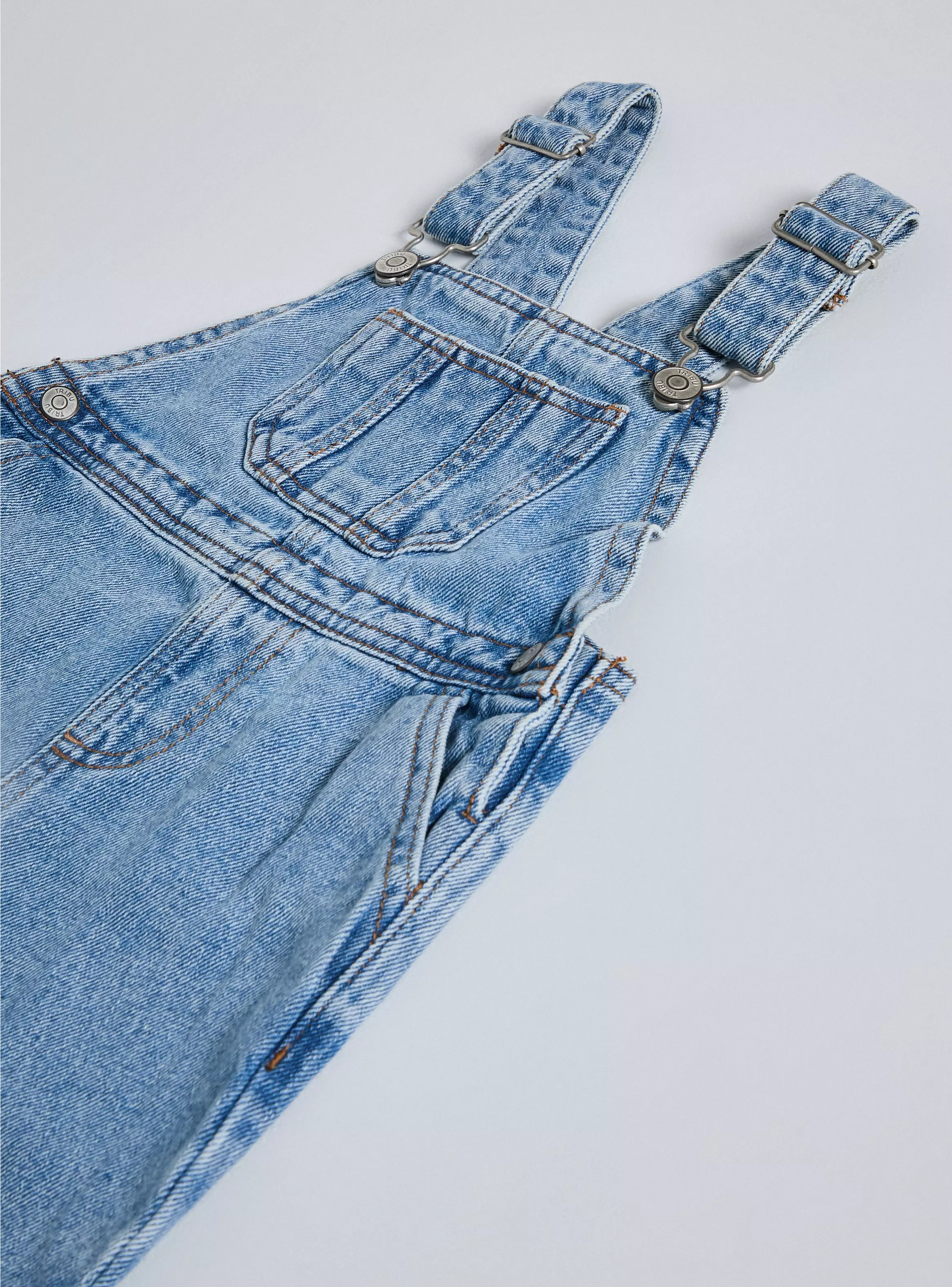 Jardinera Clásica Denim con Bolsillo Frontal-3