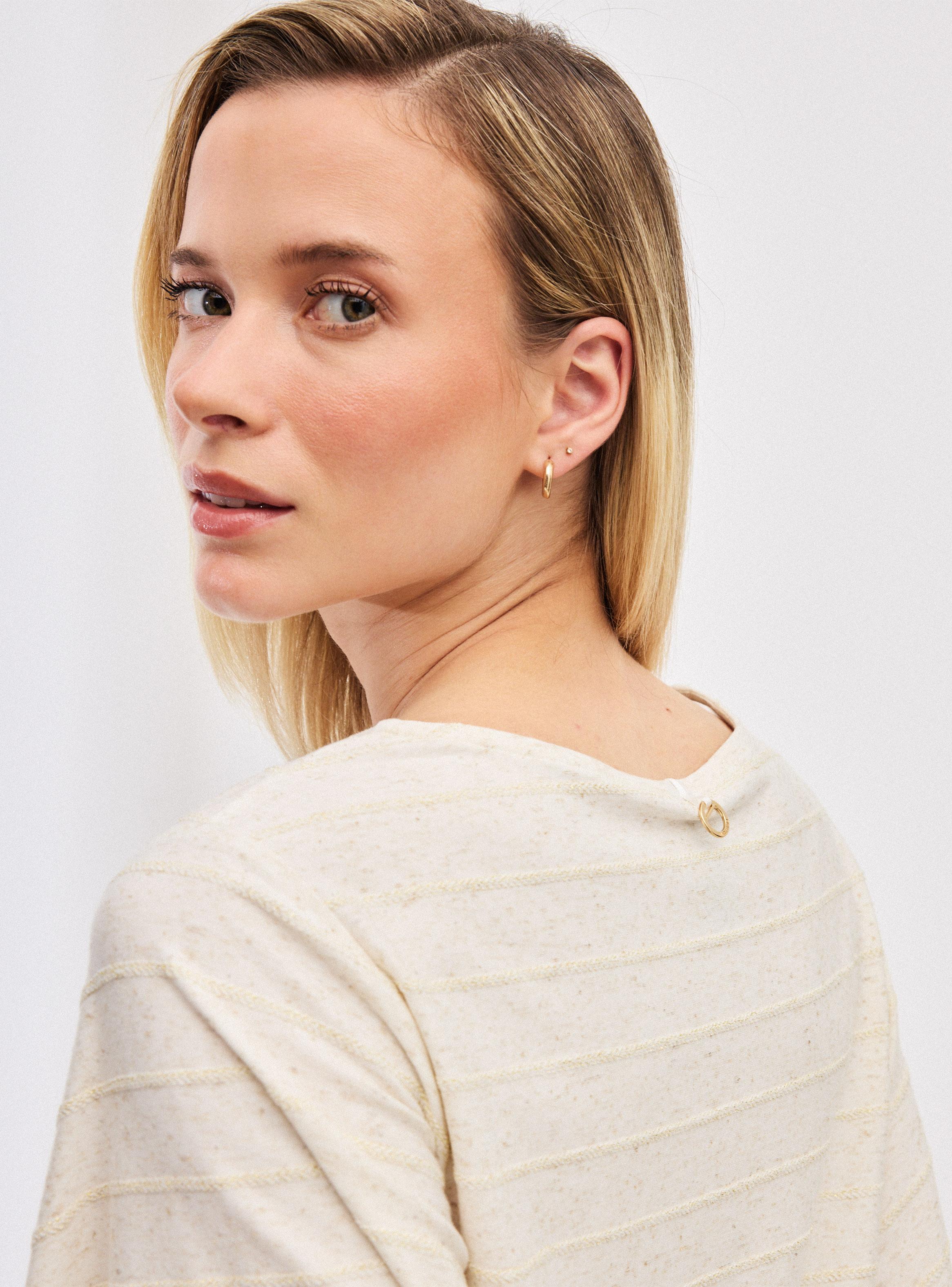 Polera Listada con Hilo Metalizado y Manga Fluida-3