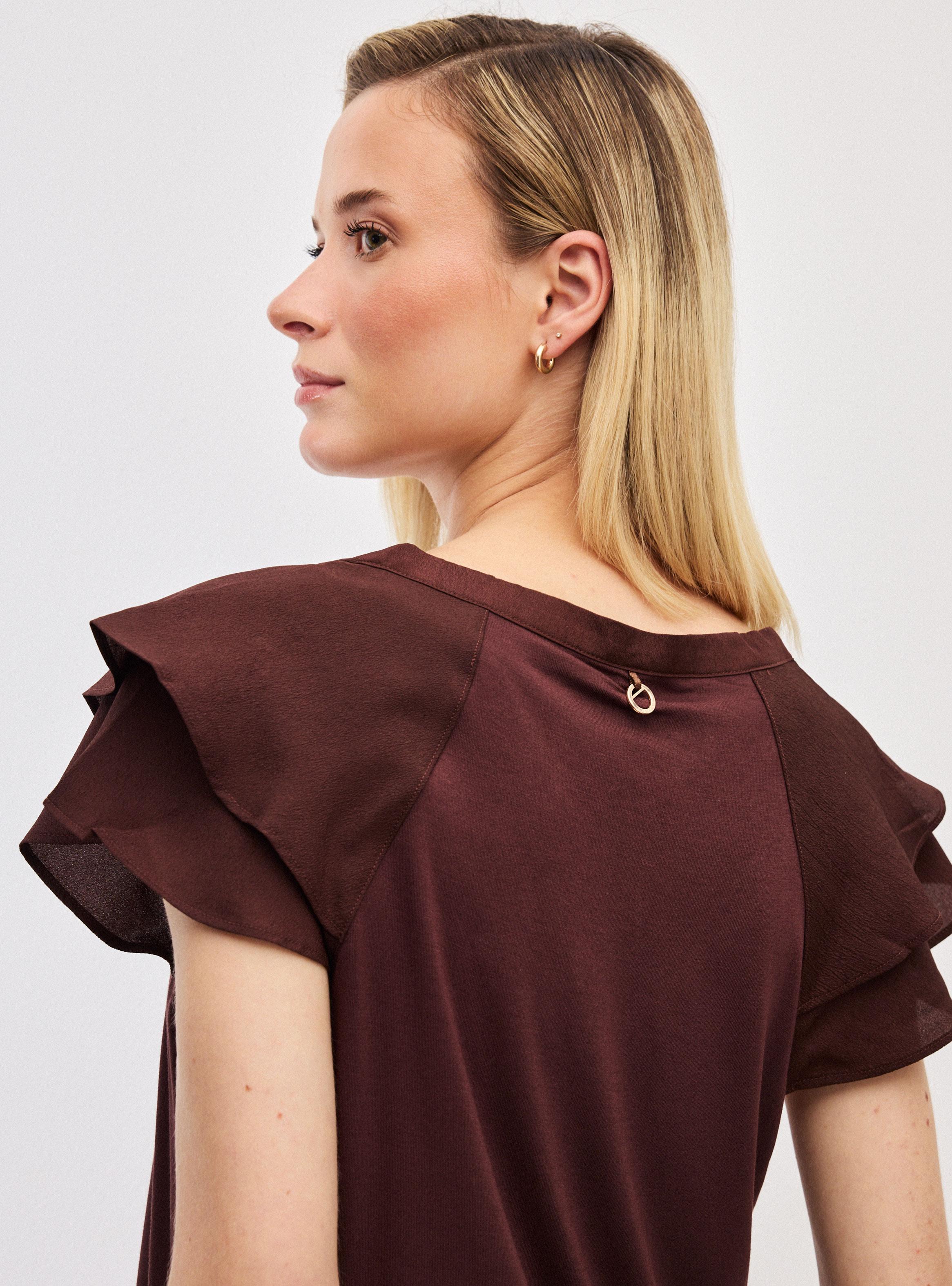 Polera con Detalles de Tela Rígida y Doble Manga-3