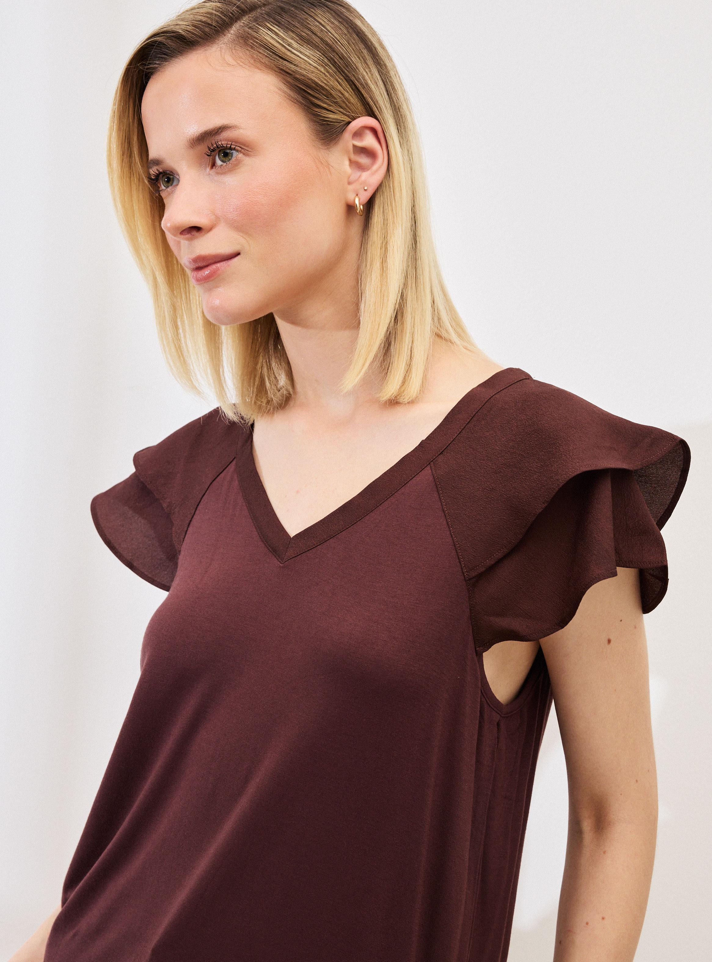 Polera con Detalles de Tela Rígida y Doble Manga-2