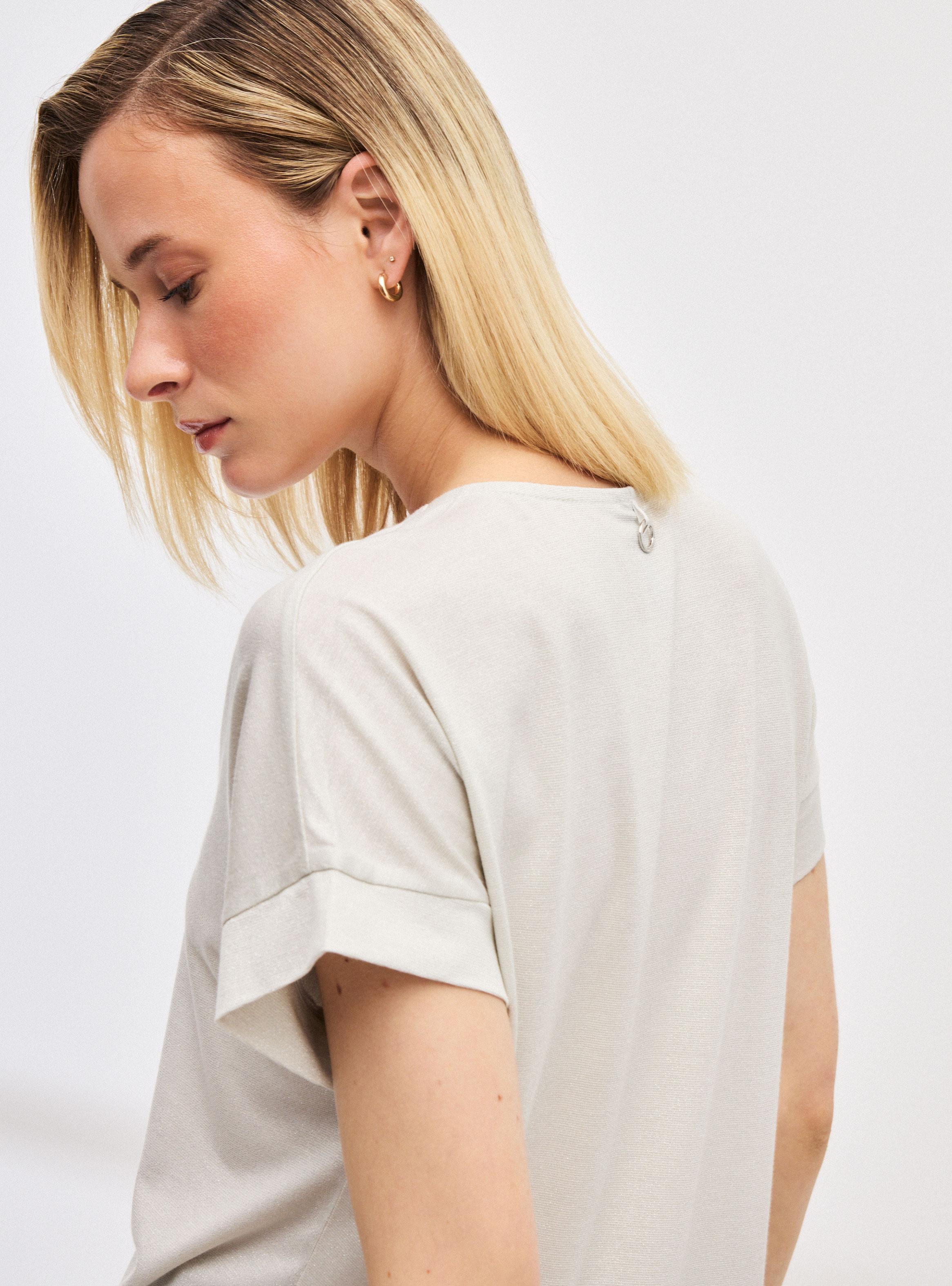 Polera con Tela Metalizada y Pinza en Escote-2