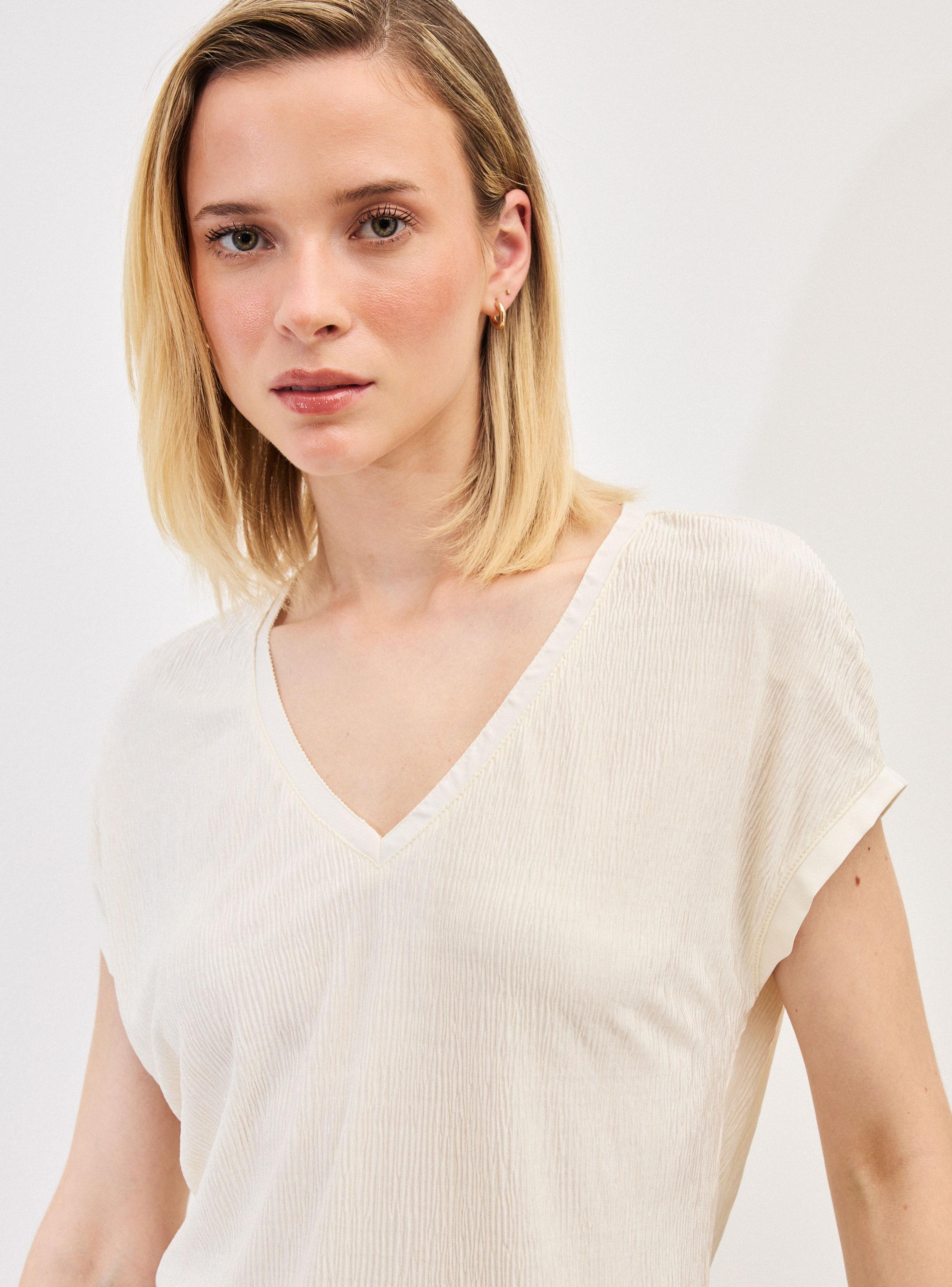 Polera con Textura y Detalle de Tela en Escote-2