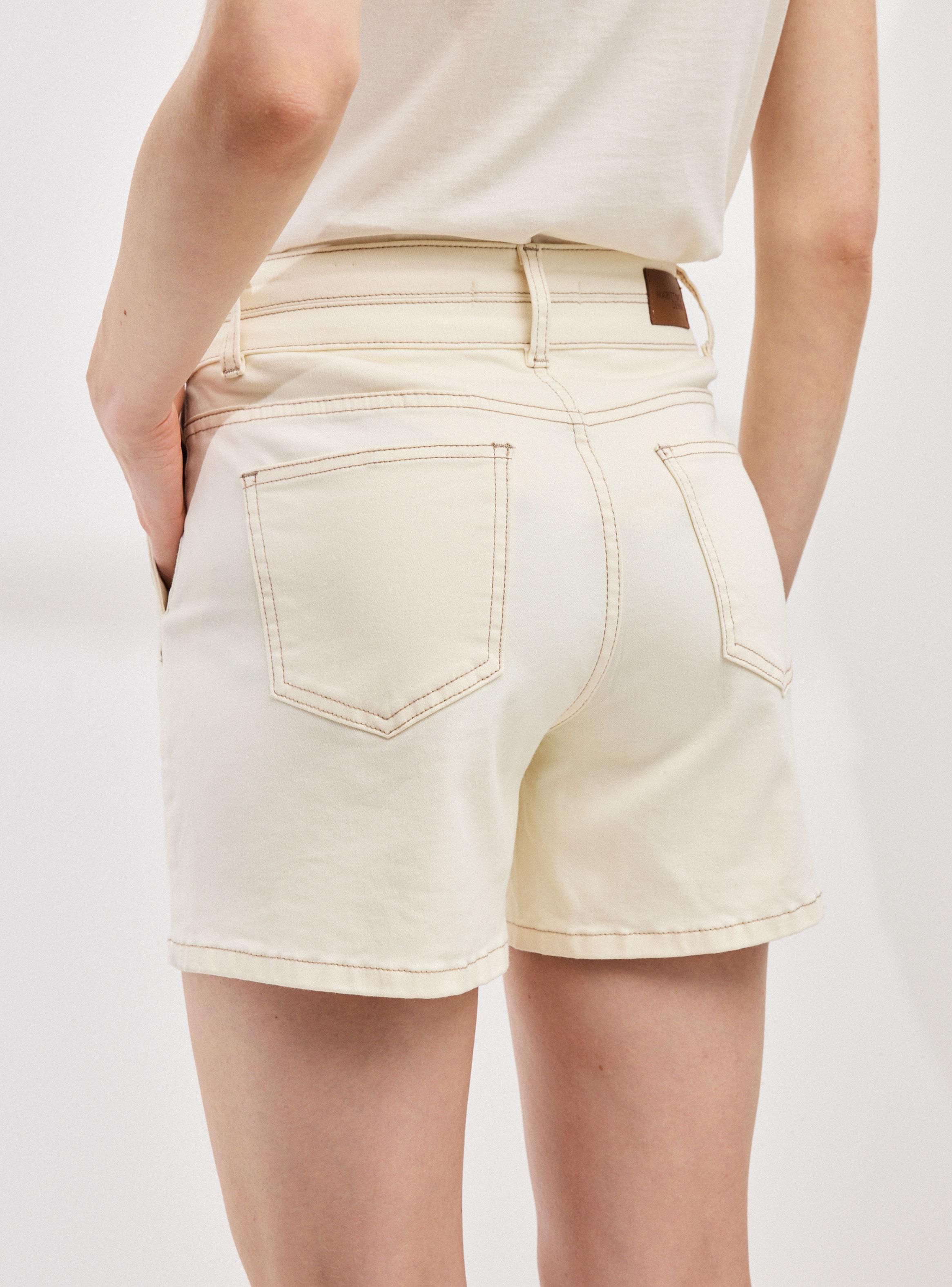 Short Mezclilla con Botones Decorativos-3