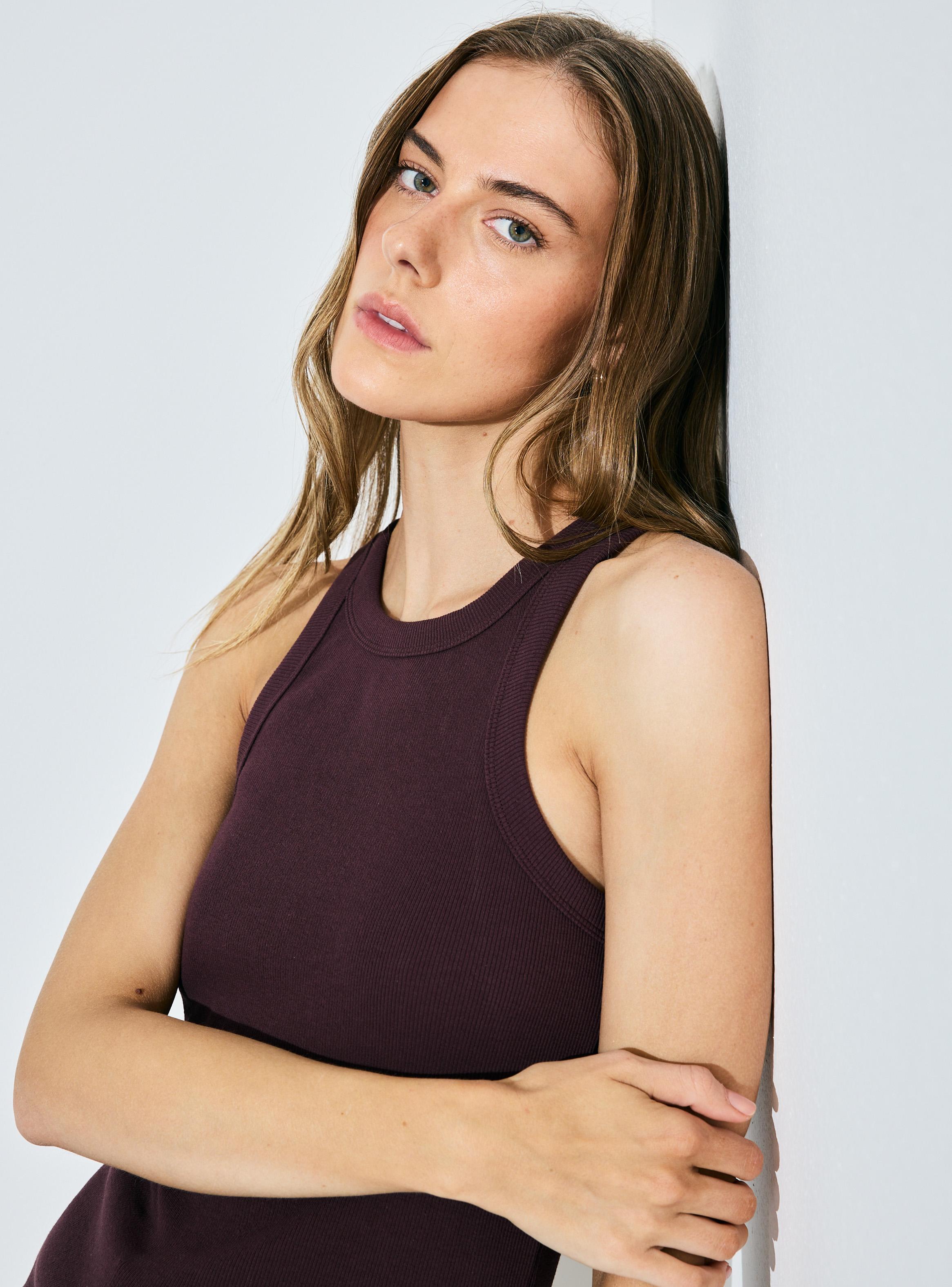 Polera Acanalada sin Mangas Escote Redondo-2