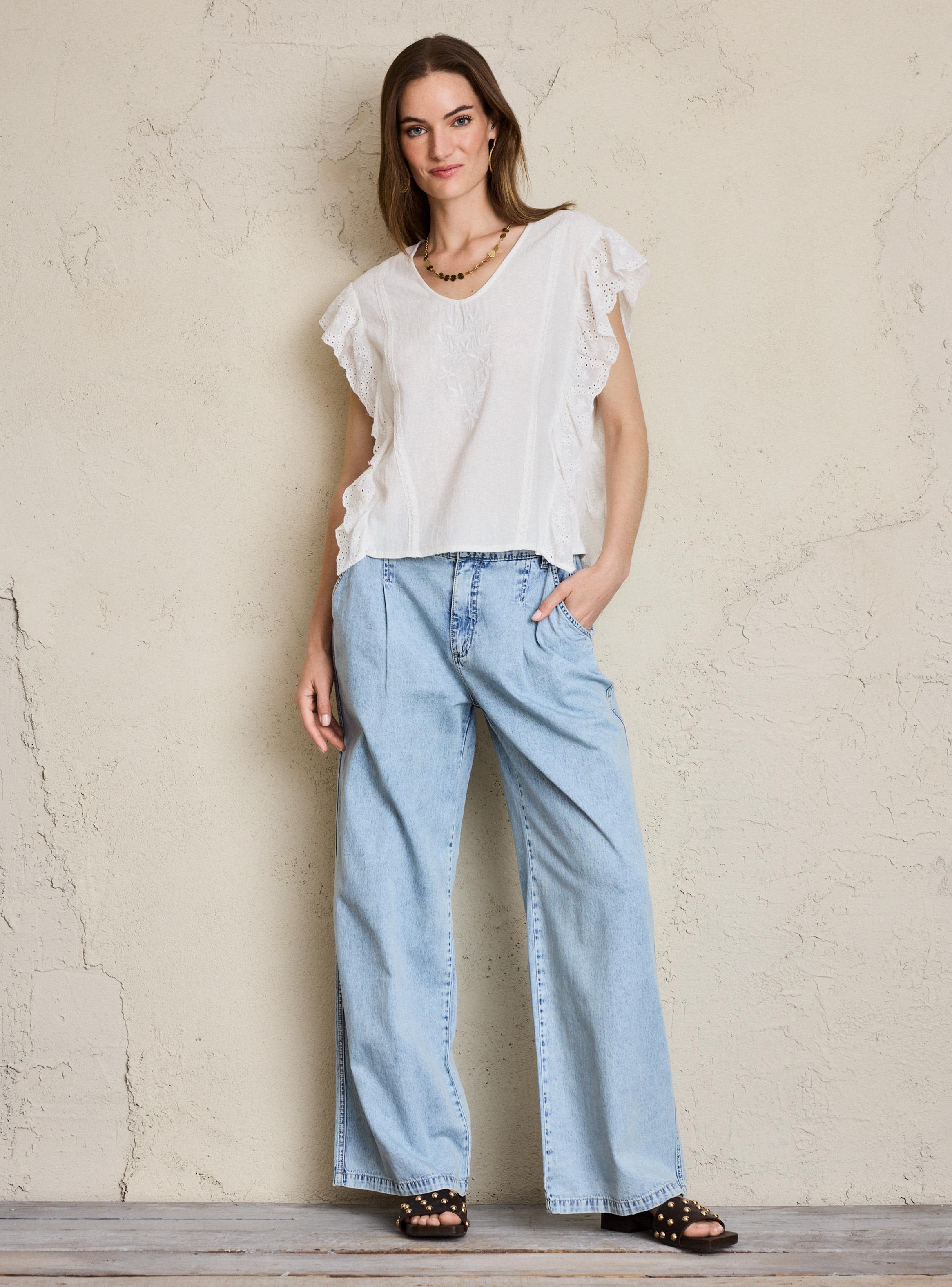 Polera Mezcla de Telas con Bordado Frontal y Vuelo-4