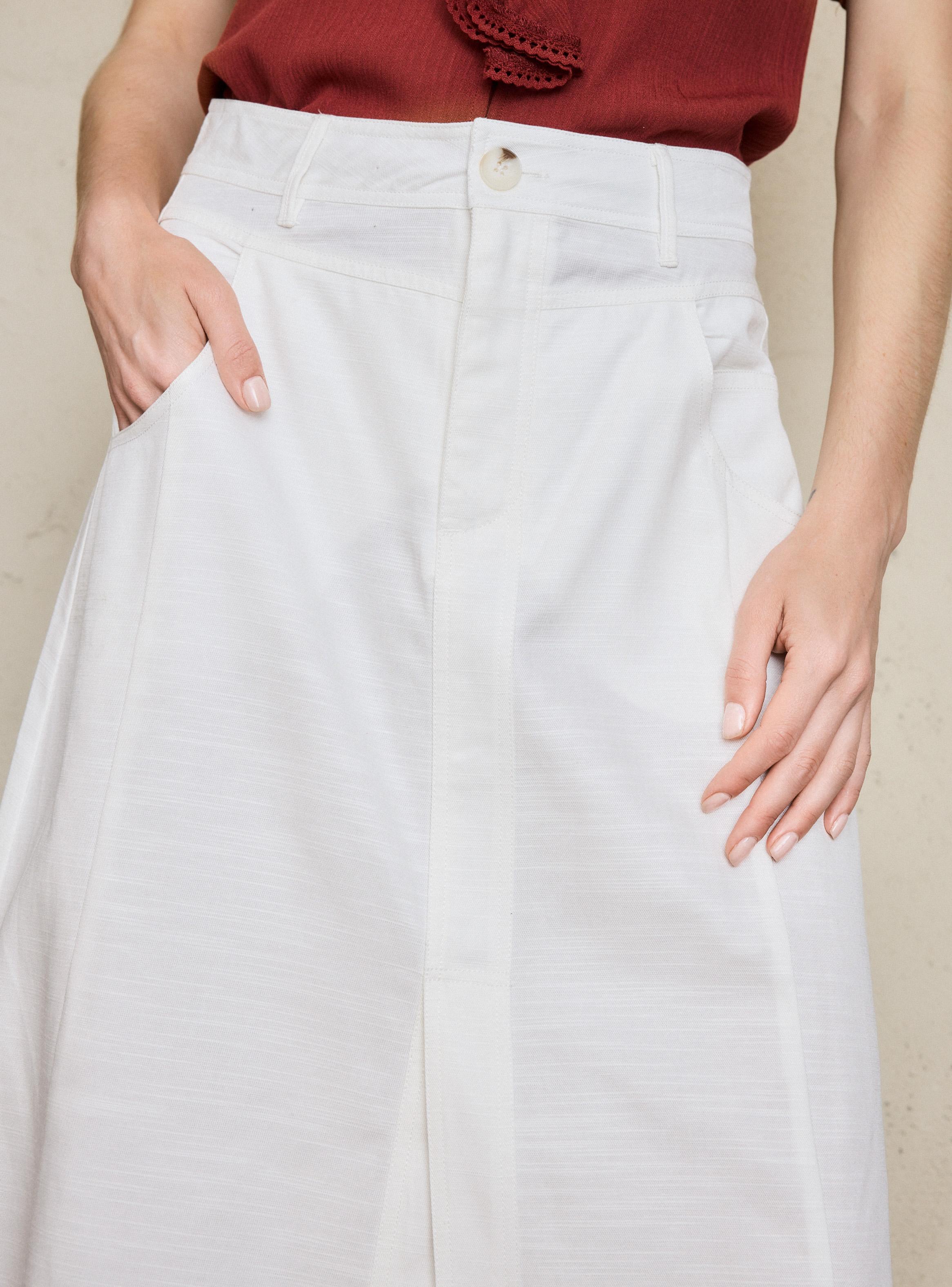 Falda con Detalle de Pretina y Abertura Central-2