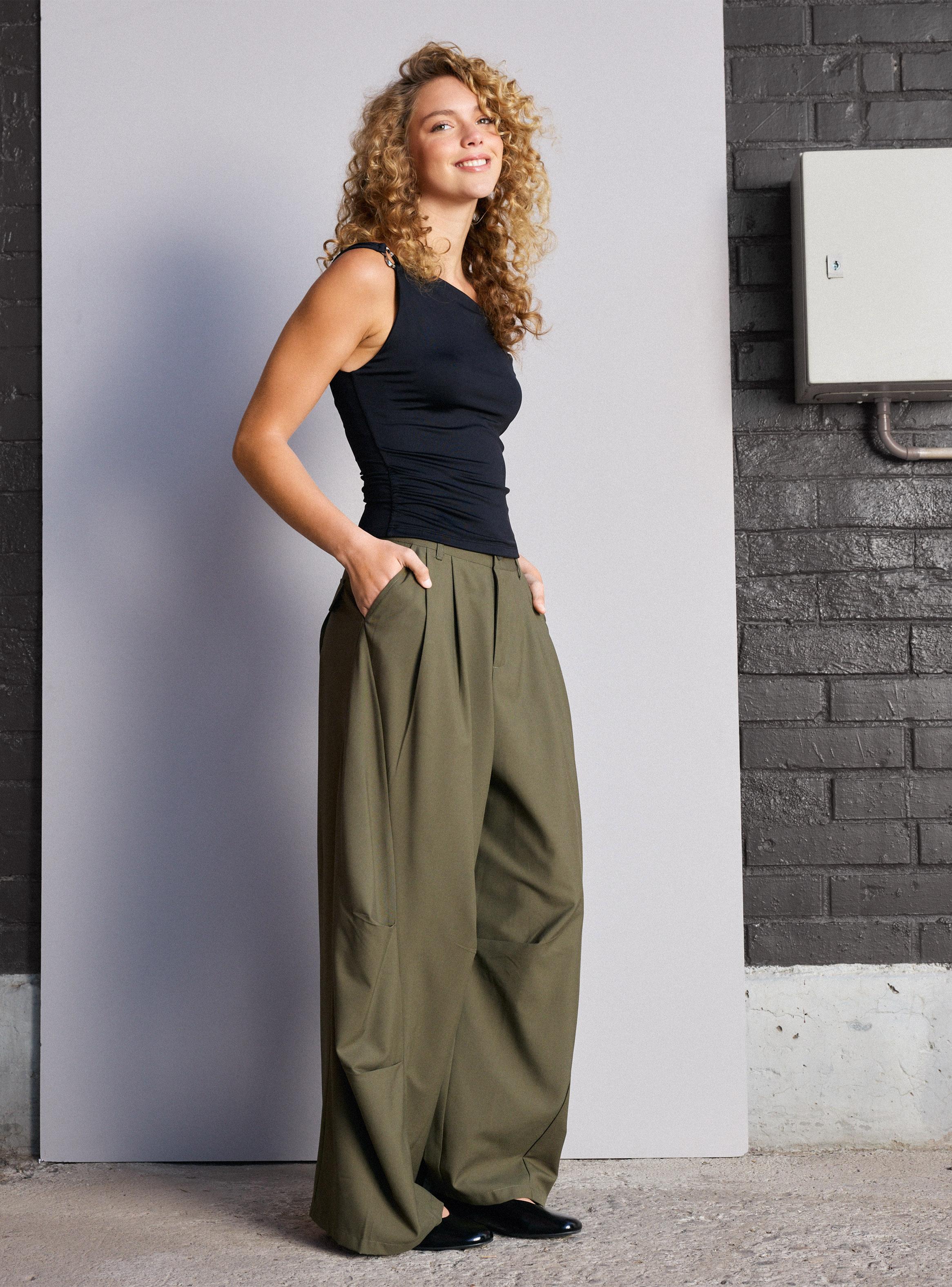 Polera Cuello Asimétrico con Hebilla Decorativa-4