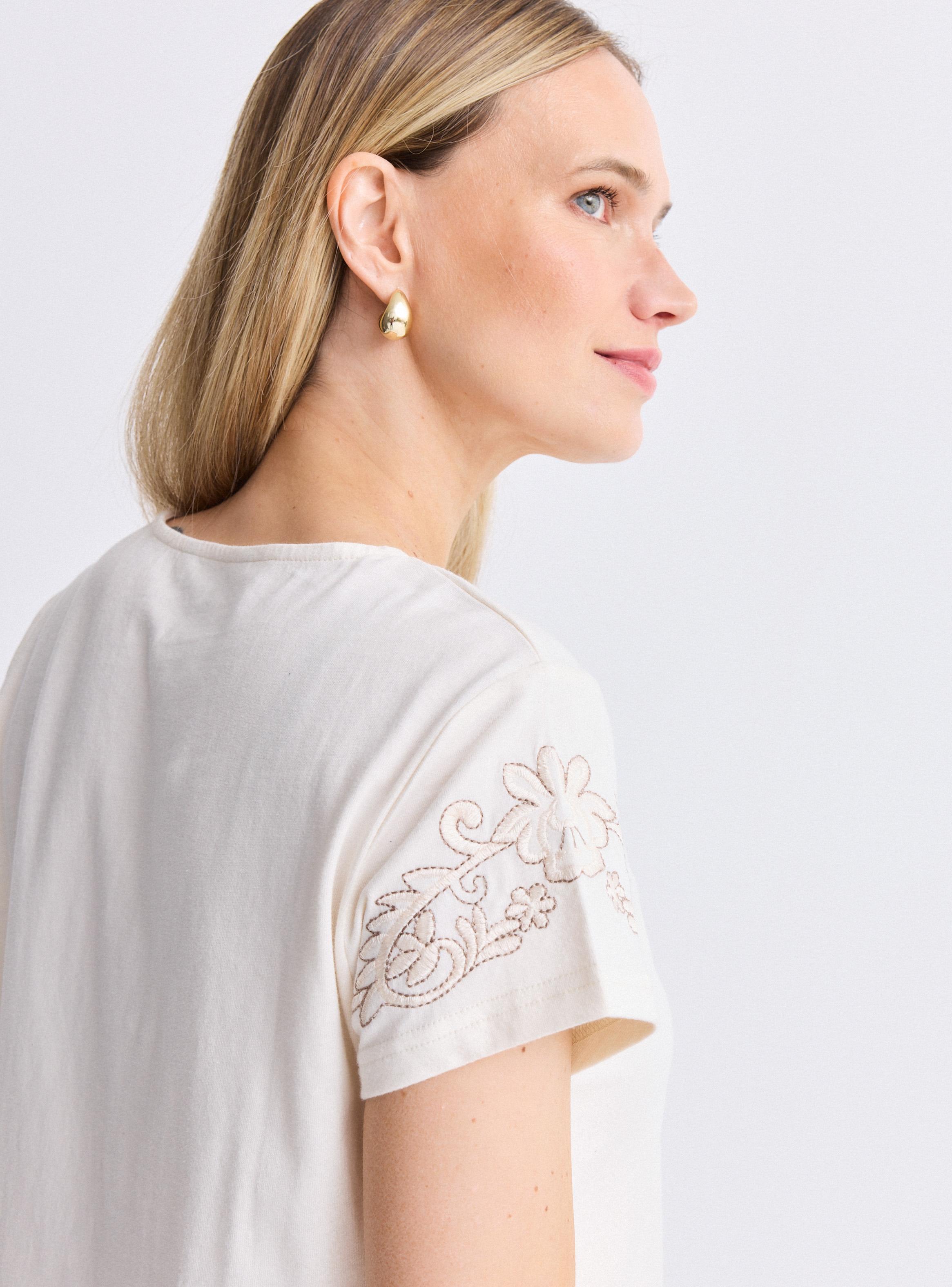 Polera con Detalles Ornamentales en Escote y Mangas-3