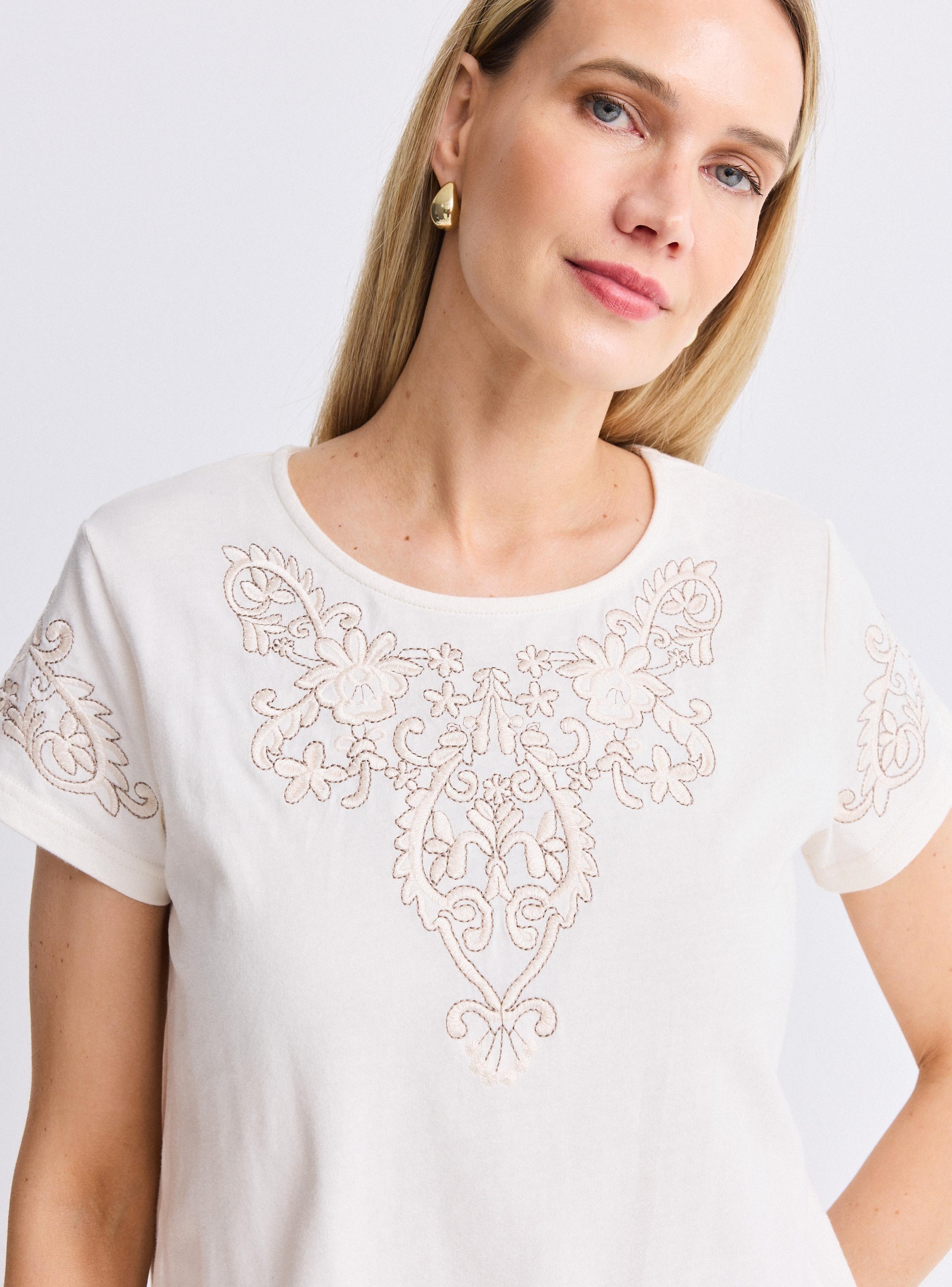Polera con Detalles Ornamentales en Escote y Mangas-2
