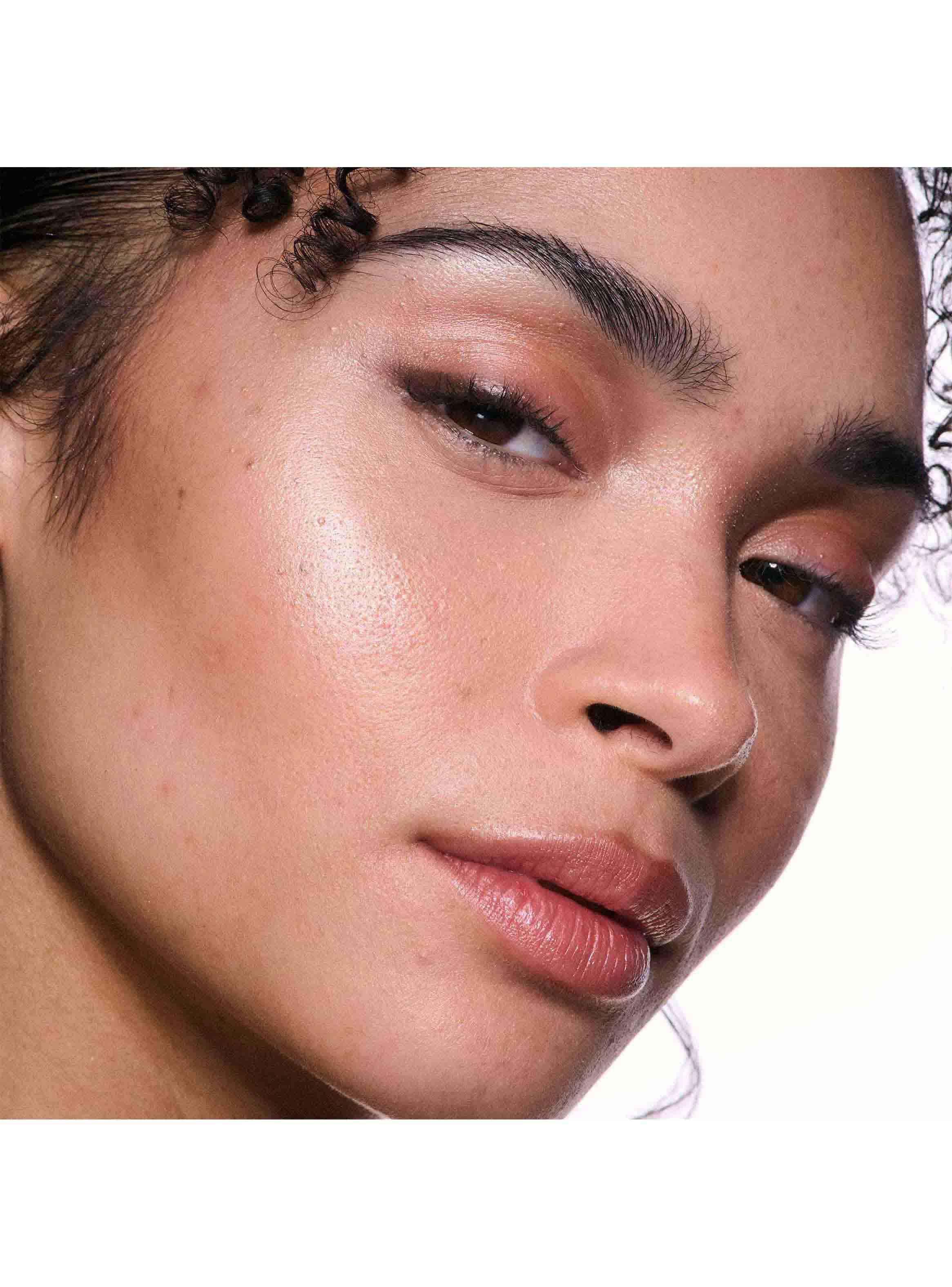 Iluminador de Rostro MAC Bounce & Gleam Buttergleam-2