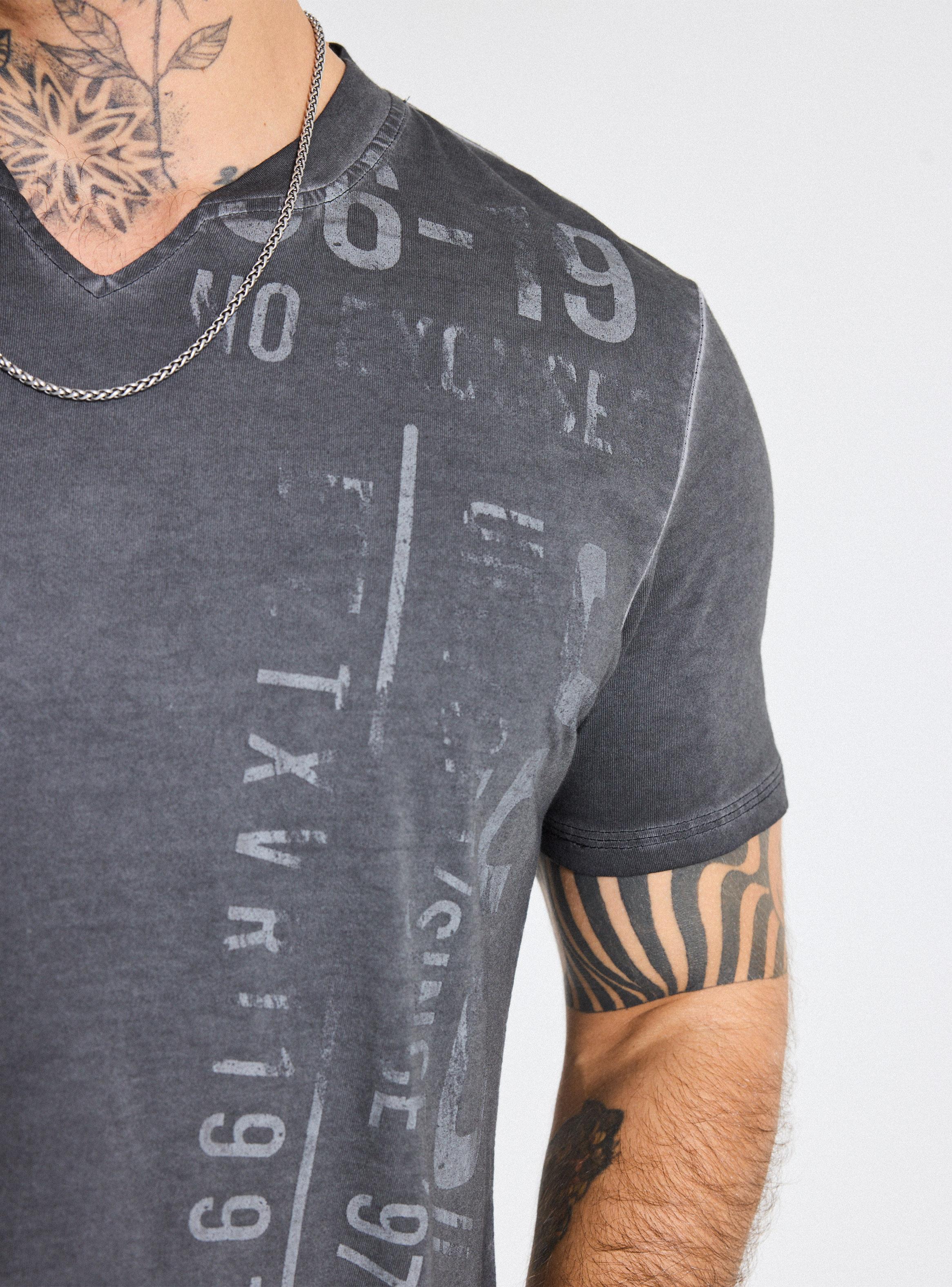 Polera Cuello Redondo con Corte en V Lavada-2