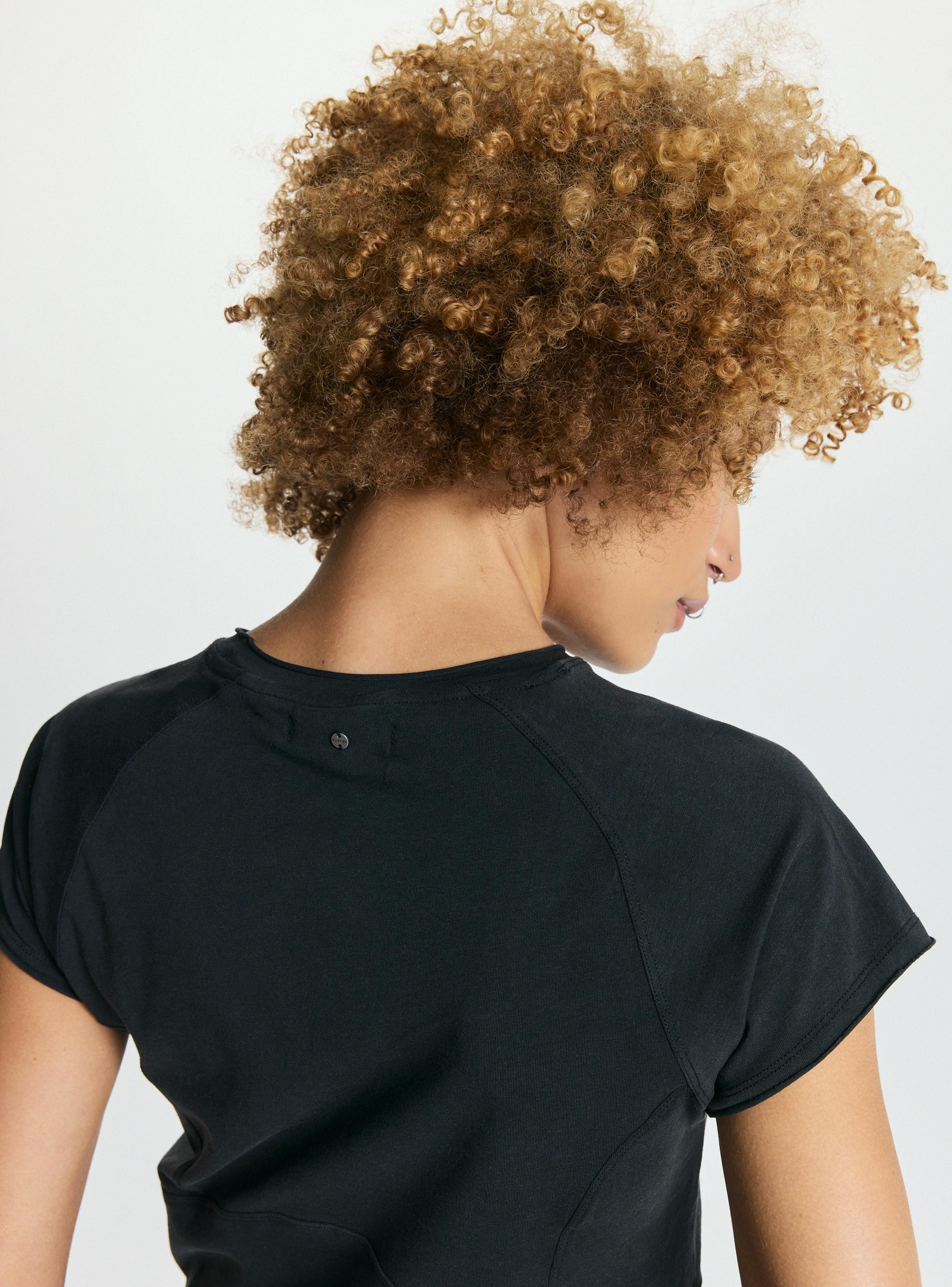 Polera Cropped Cortes-3