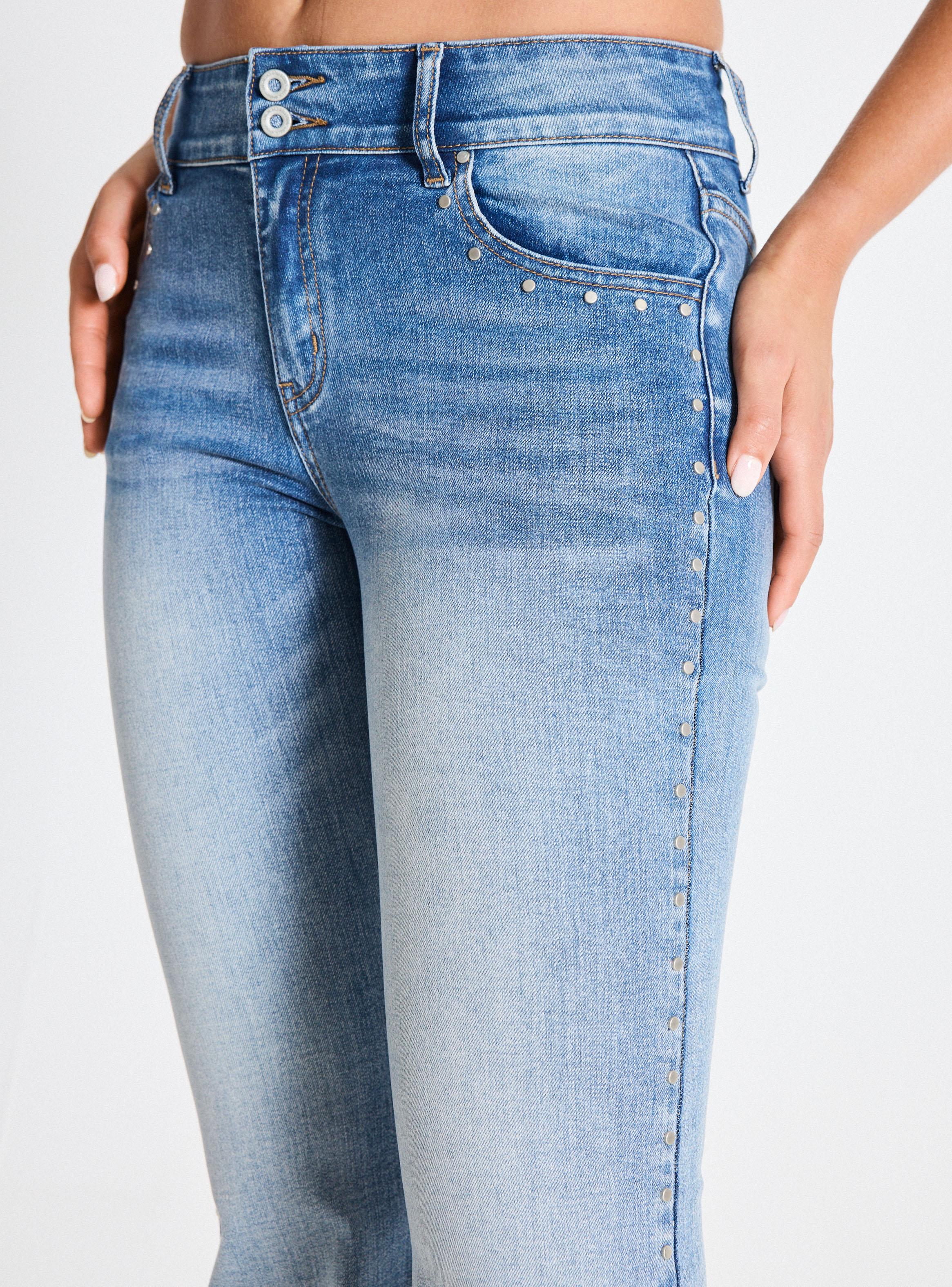 Jeans 2 Botones Tachas en Piernas y Bolsillos con Tapetas-2