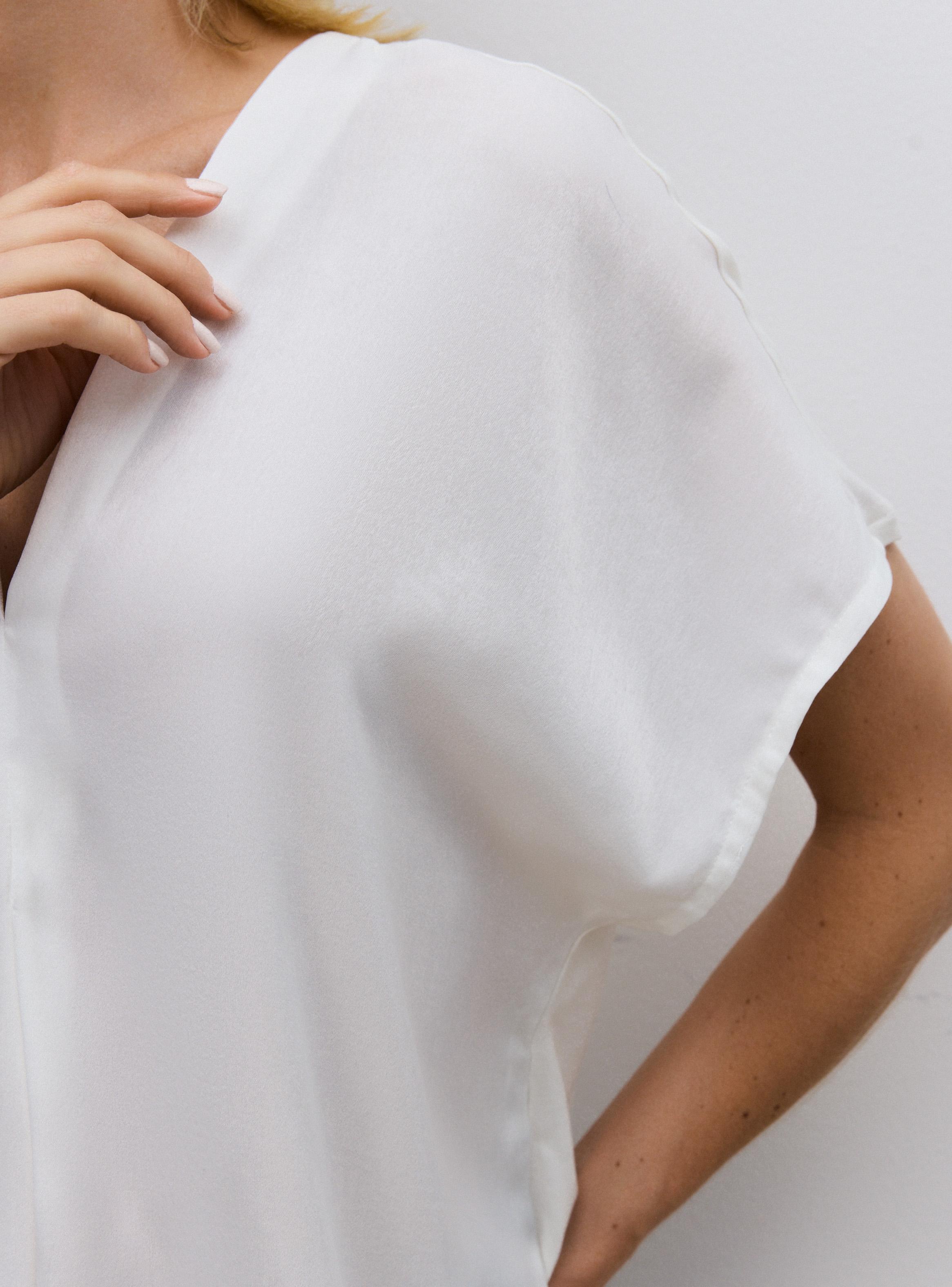 Polera Satinada en Delantero con Pinza Bajo el Escote-2