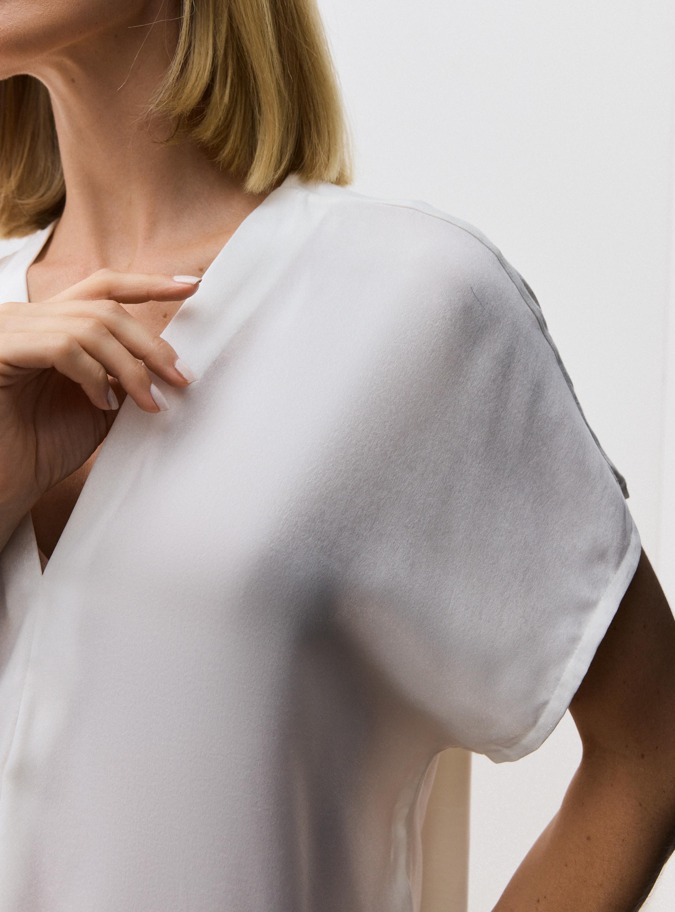 Polera Satinada en Delantero con Pinza Bajo el Escote-3