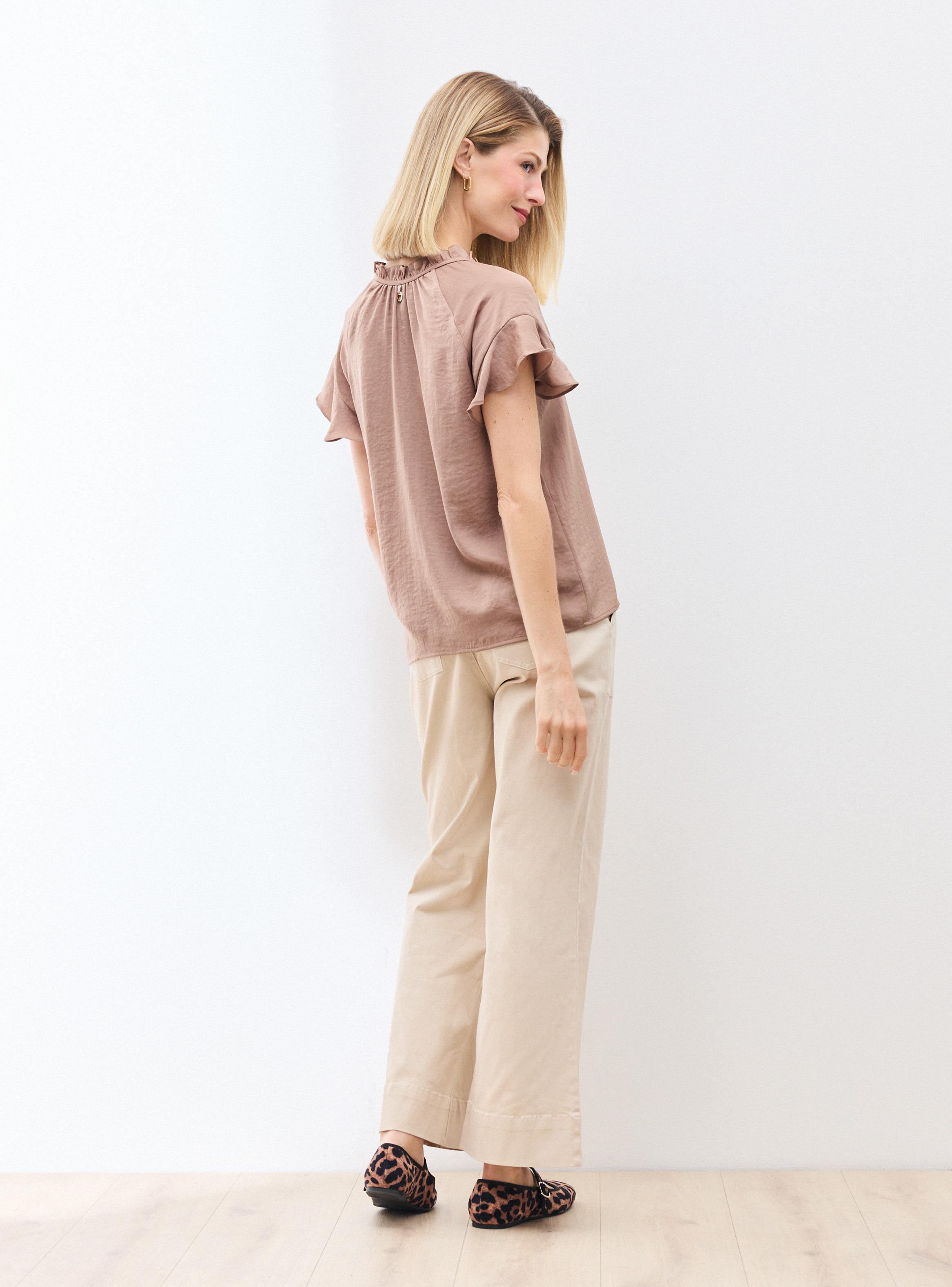 Blusa Satínada con Vuelo en Escote y Mangas-5