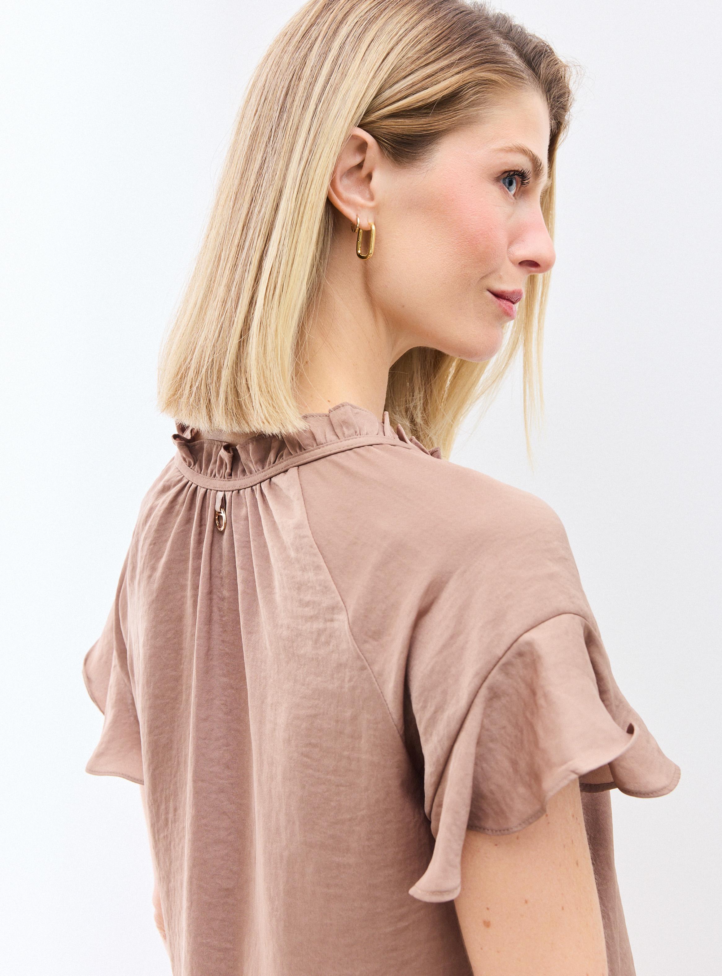 Blusa Satínada con Vuelo en Escote y Mangas-3
