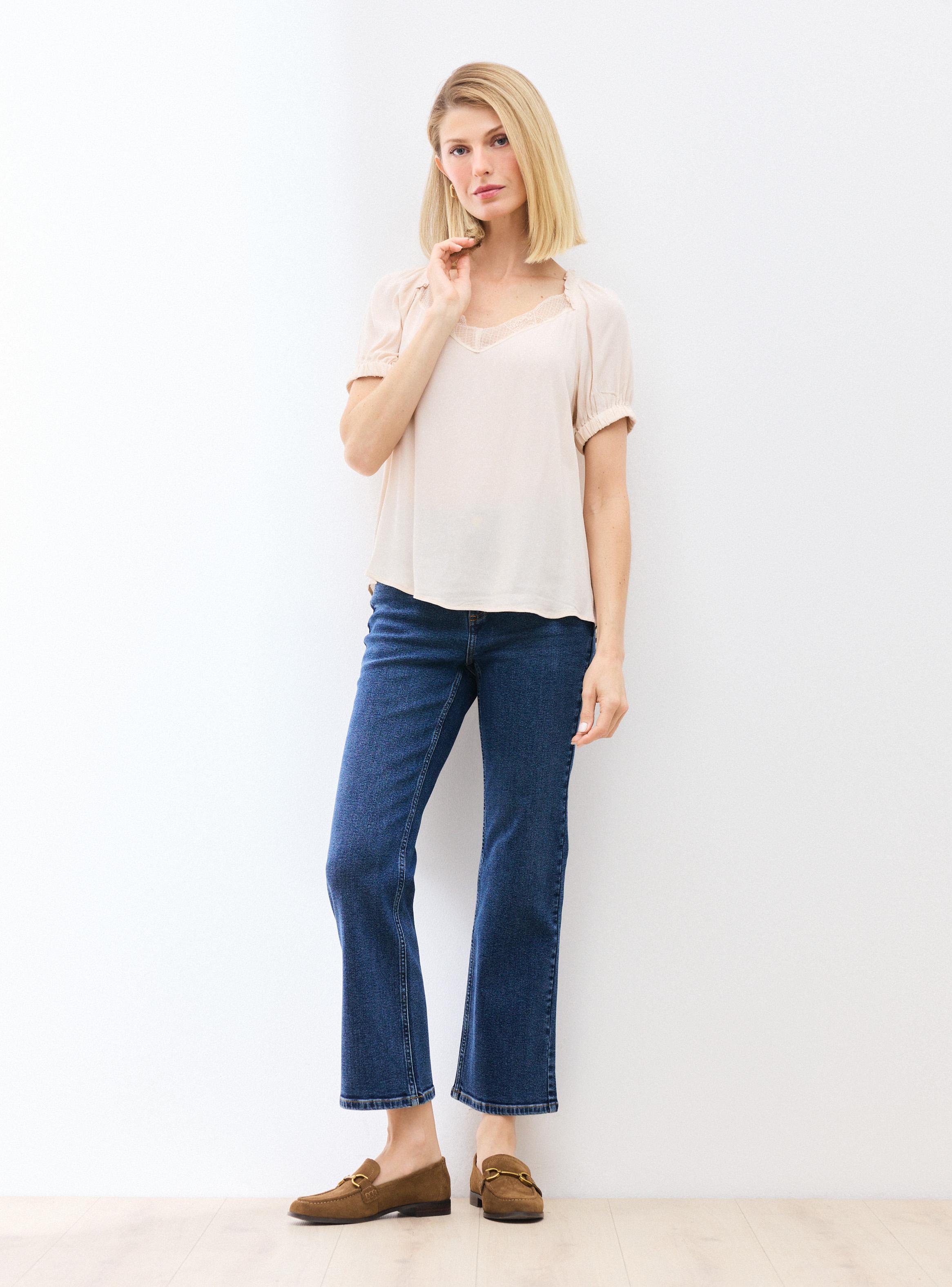 Blusa con Encaje en Escote y Manga Aglobada-4