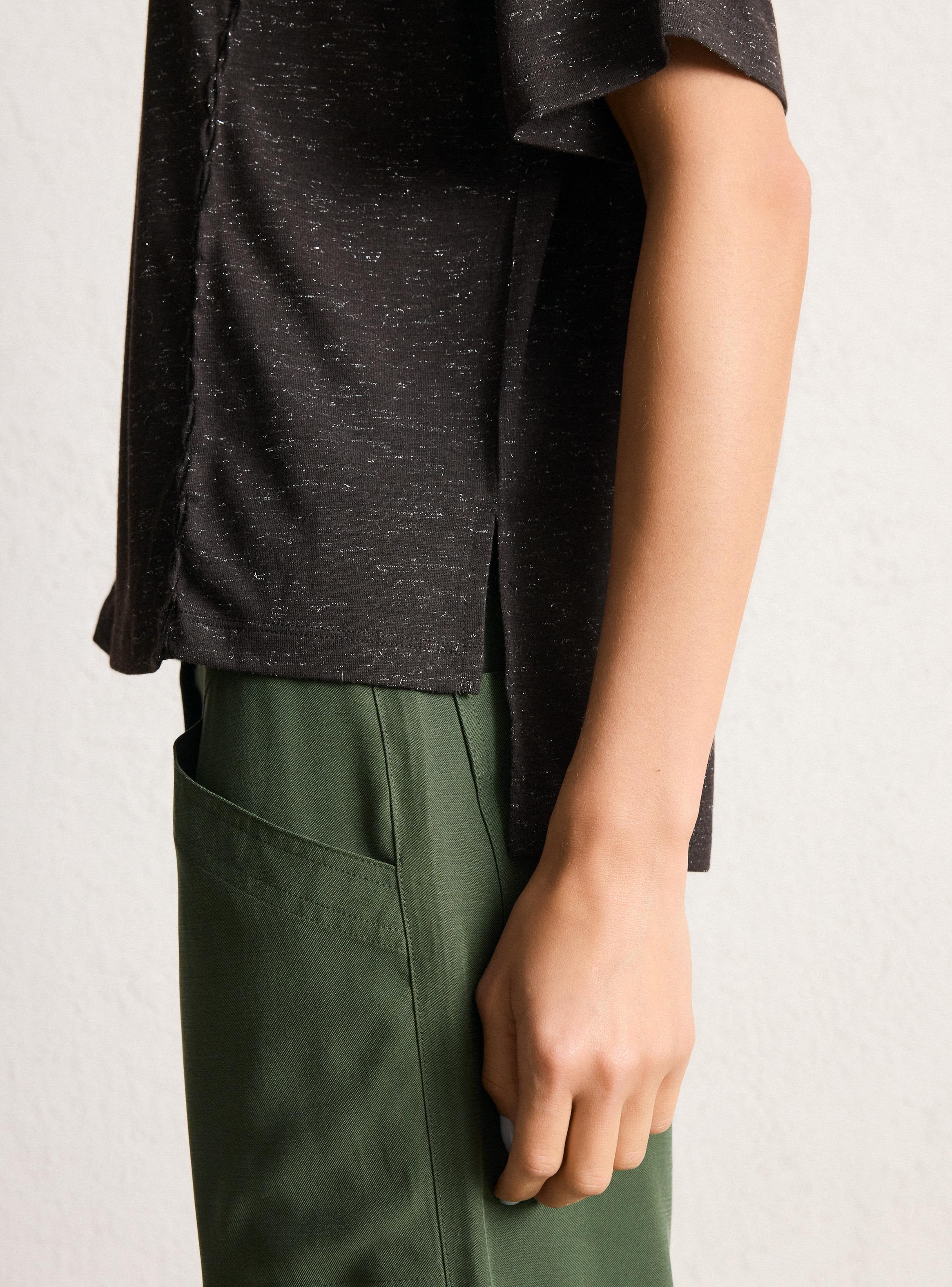 Polera con Detalle Metalizado en Tela y Bordado Vertical-3