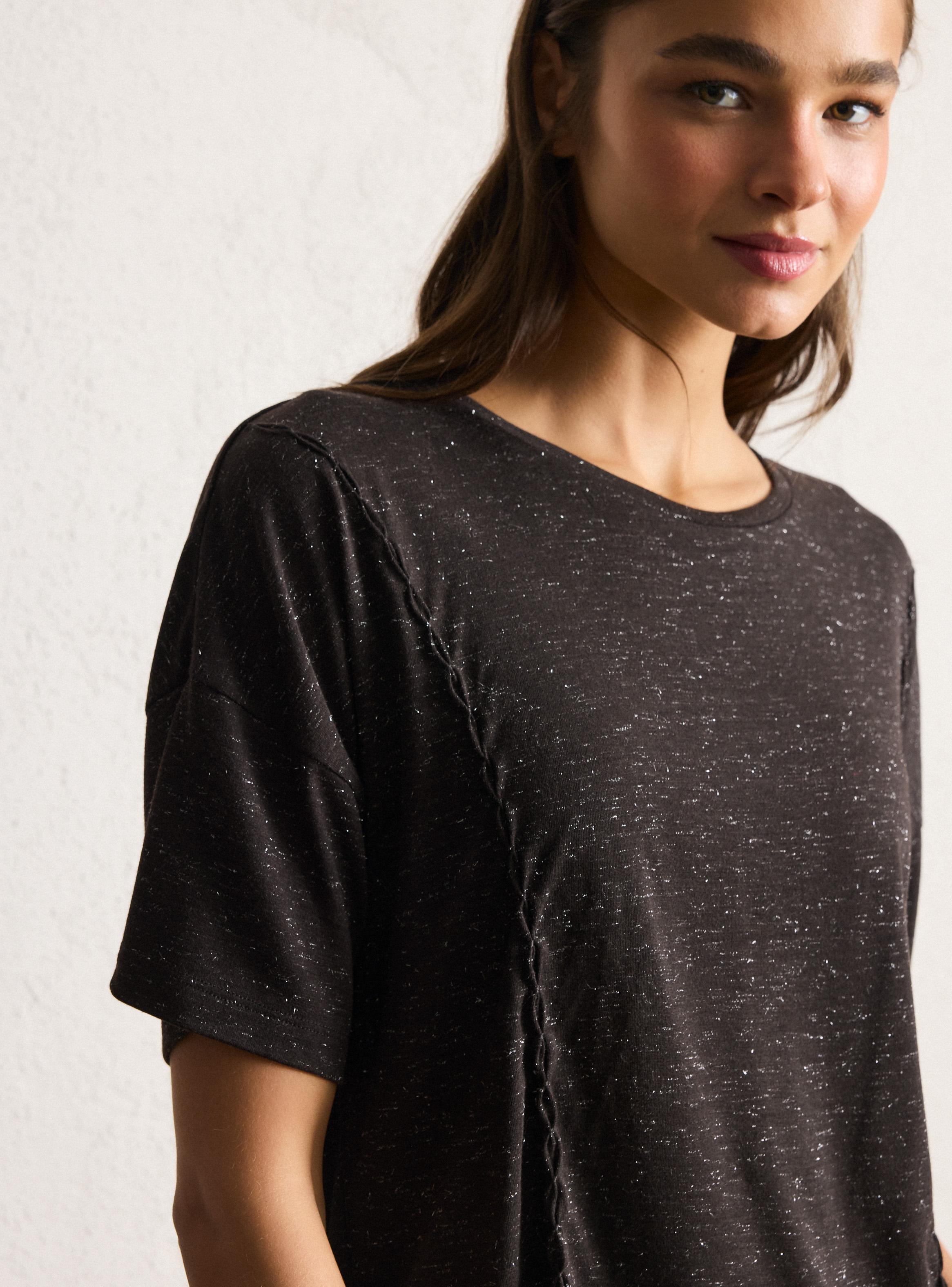 Polera con Detalle Metalizado en Tela y Bordado Vertical-2