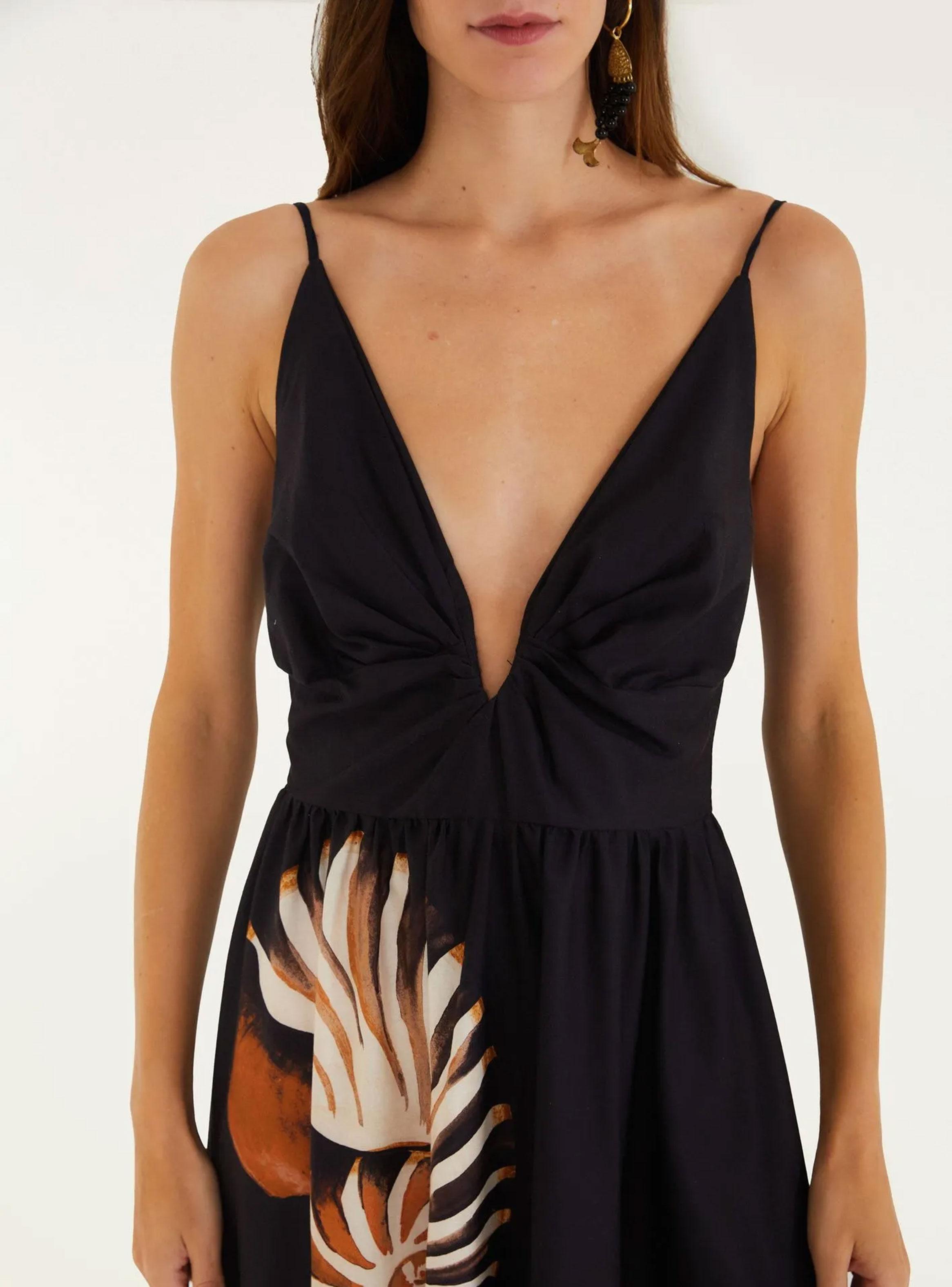 Vestido Largo con Detalle en el Escote Diseño Caracoles de Mar-3
