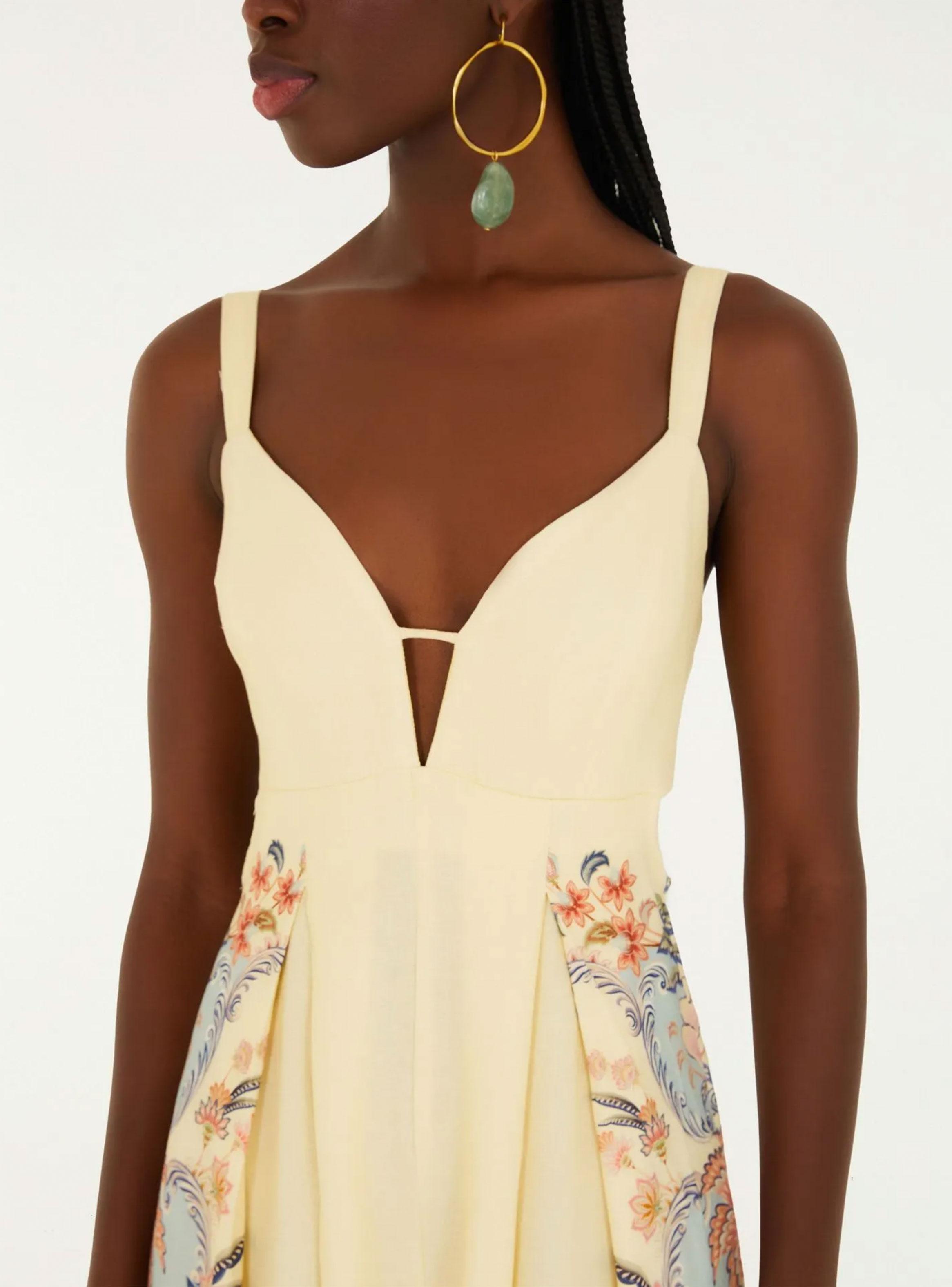 Enterito con Escote en V y Detalles Florales-3