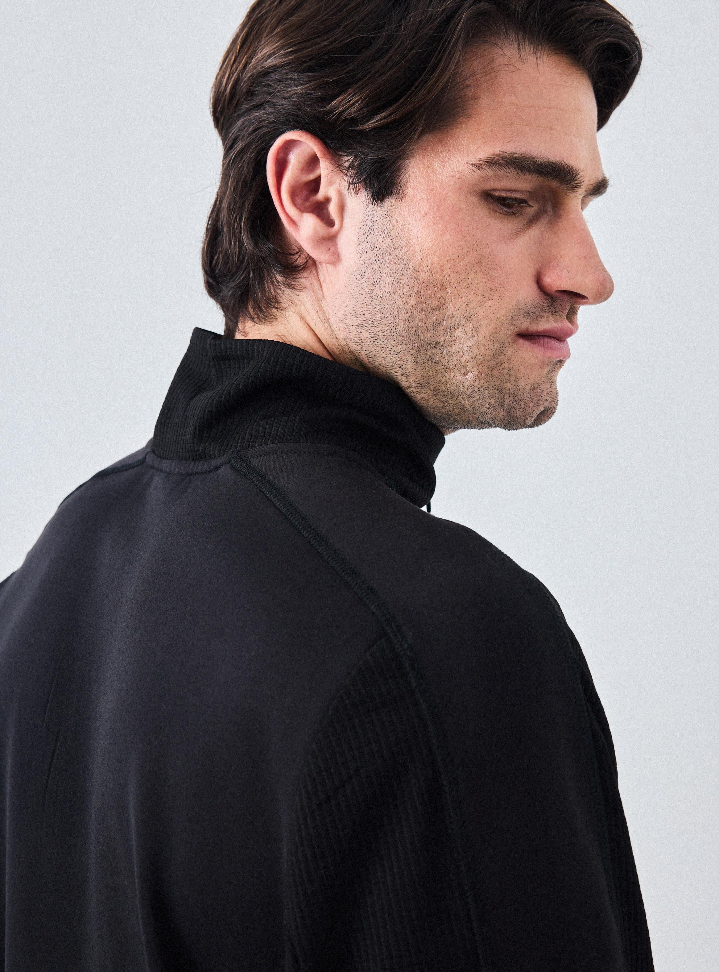 Polerón Técnico Con Paneles Texturados, Cuello Alto-3