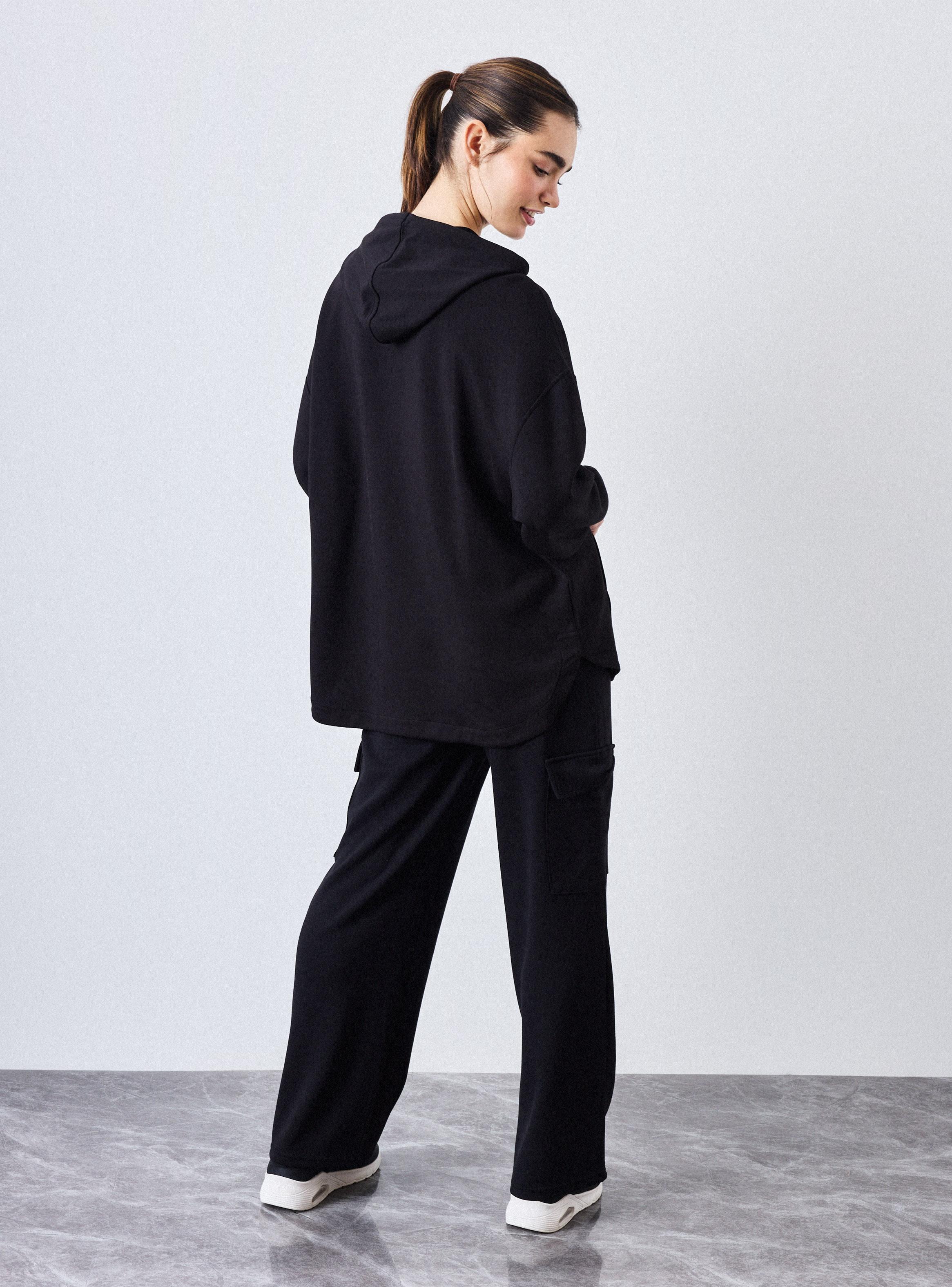 Polerón Tela Fluida, Look Oversize Y Largo, Corte Curvo-5