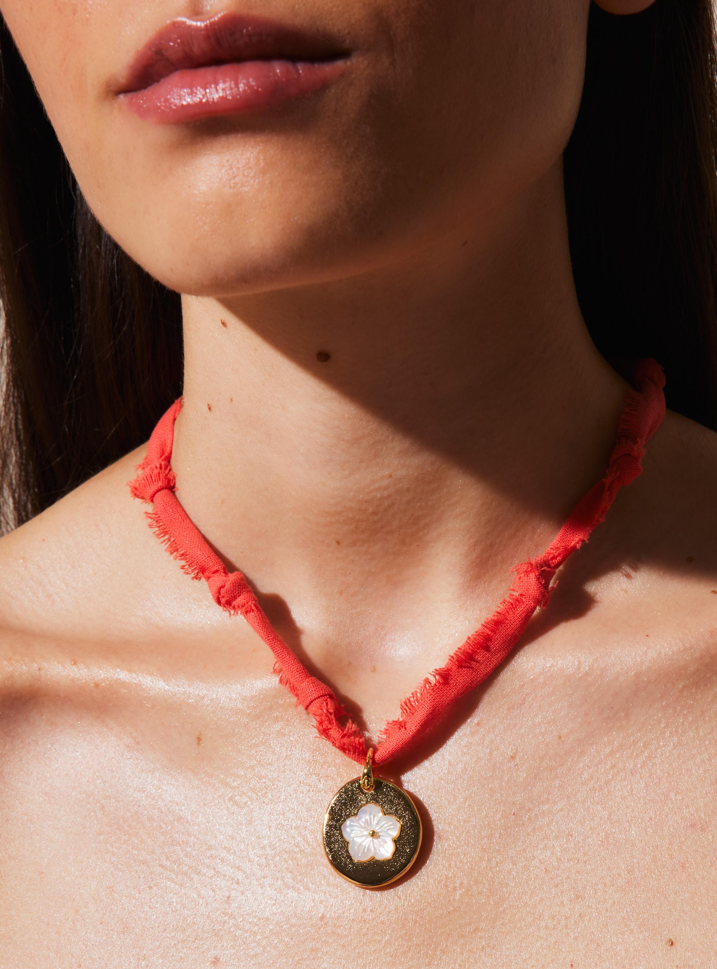 Collar Midi Medalla Flor Tiare Colaboración María Pombo-4