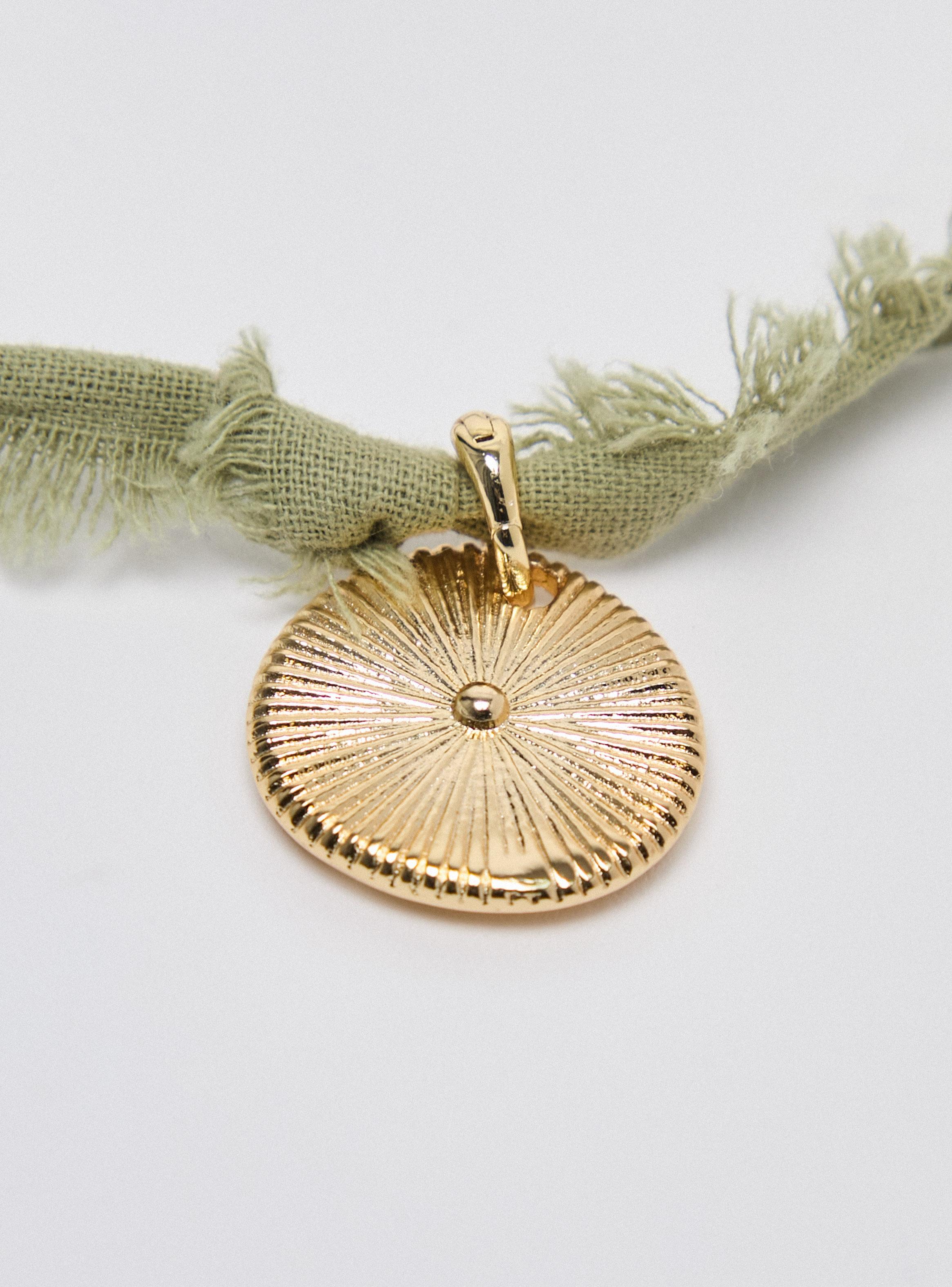 Collar Midi Medalla Caracola Tiare Colaboración María Pombo-2
