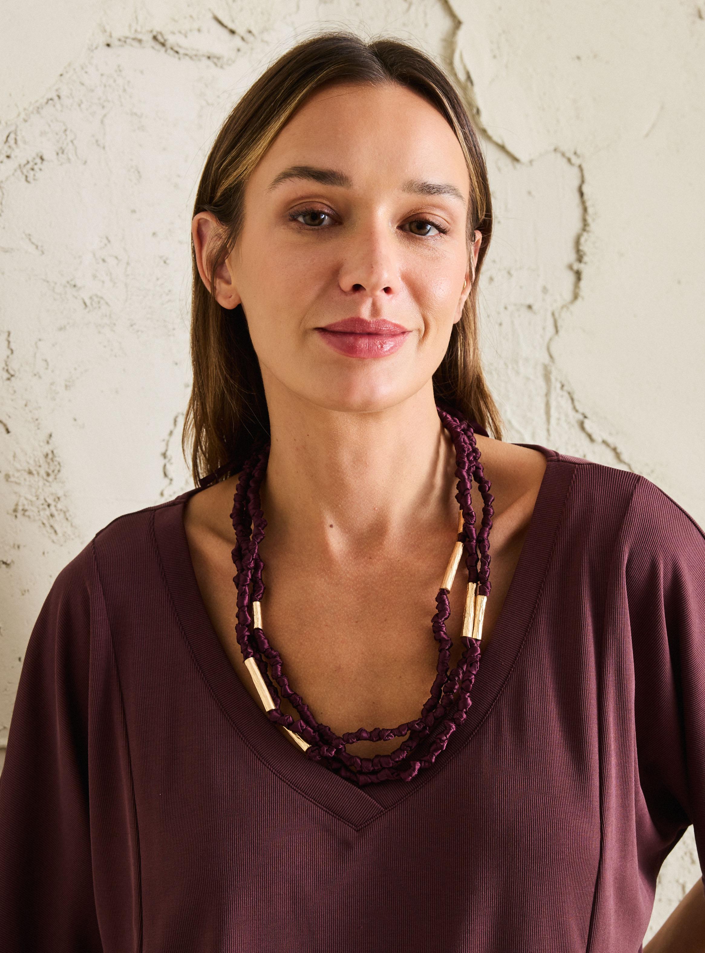 Collar de Cordones Textiles Anudados y Piezas Metálicas-2