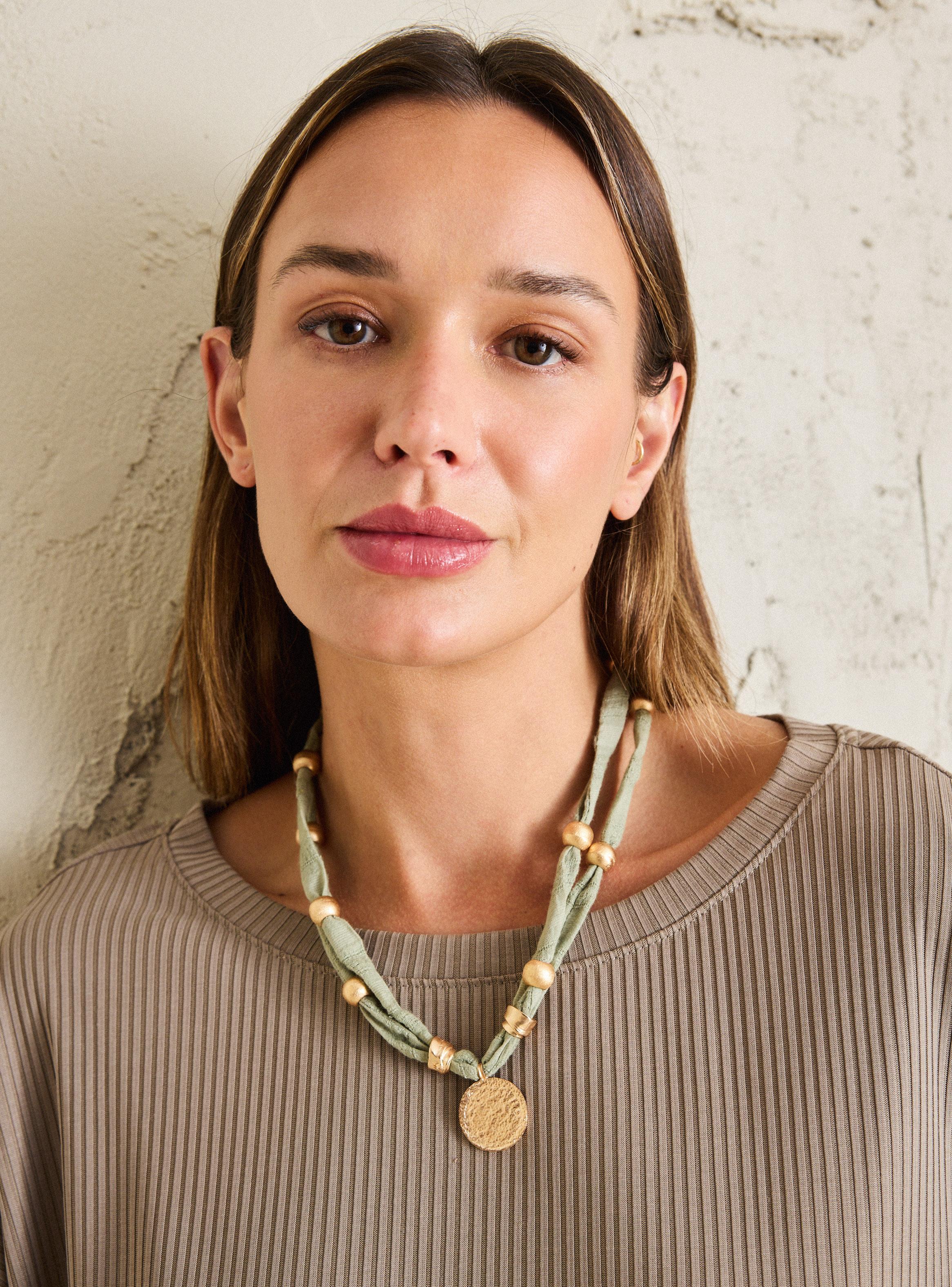 Collar Cordón Fruncido con Cuentas Metálicas y Dije Colgante-3