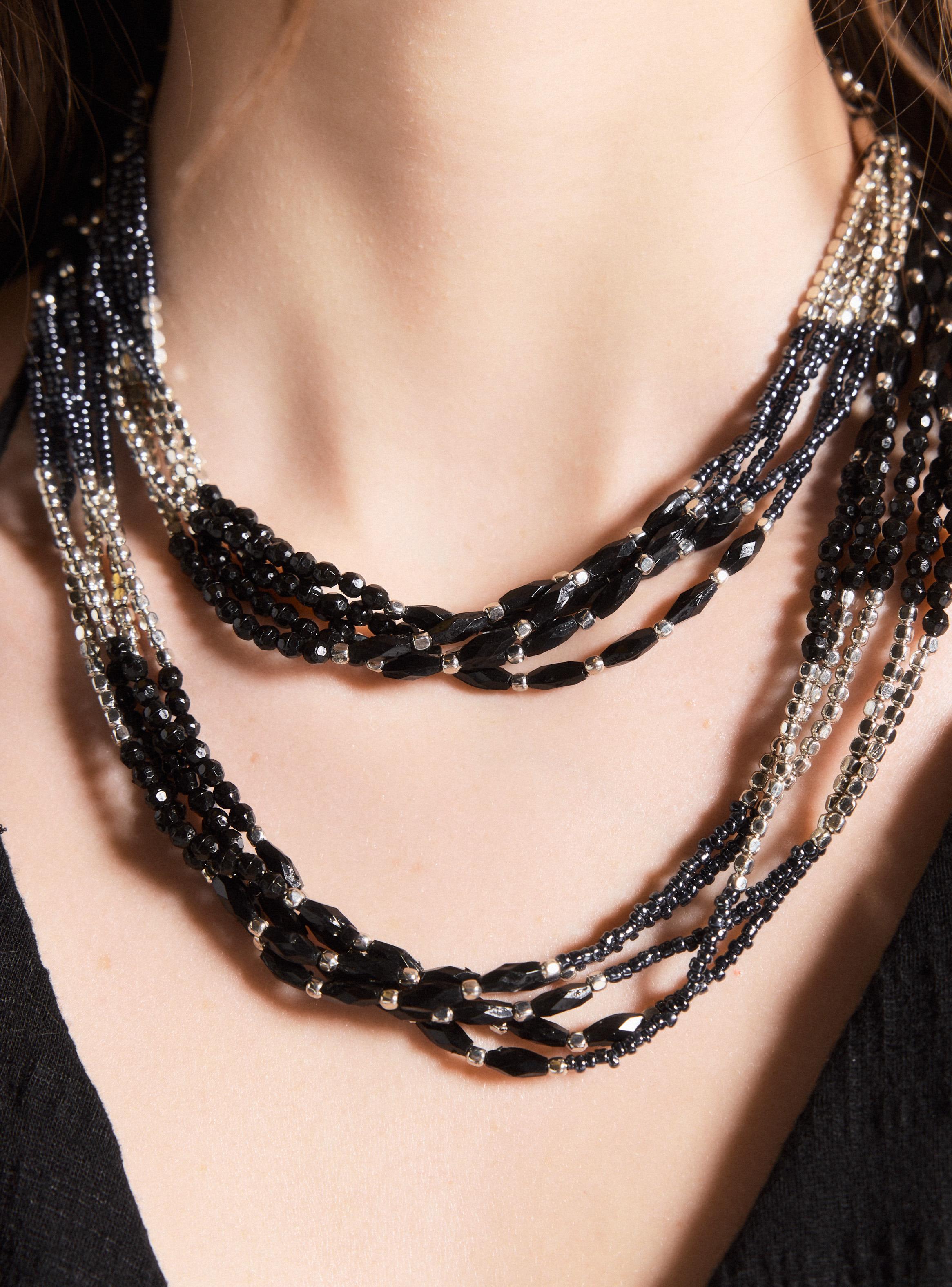 Collar con Cuentas Facetadas en Contraste-3