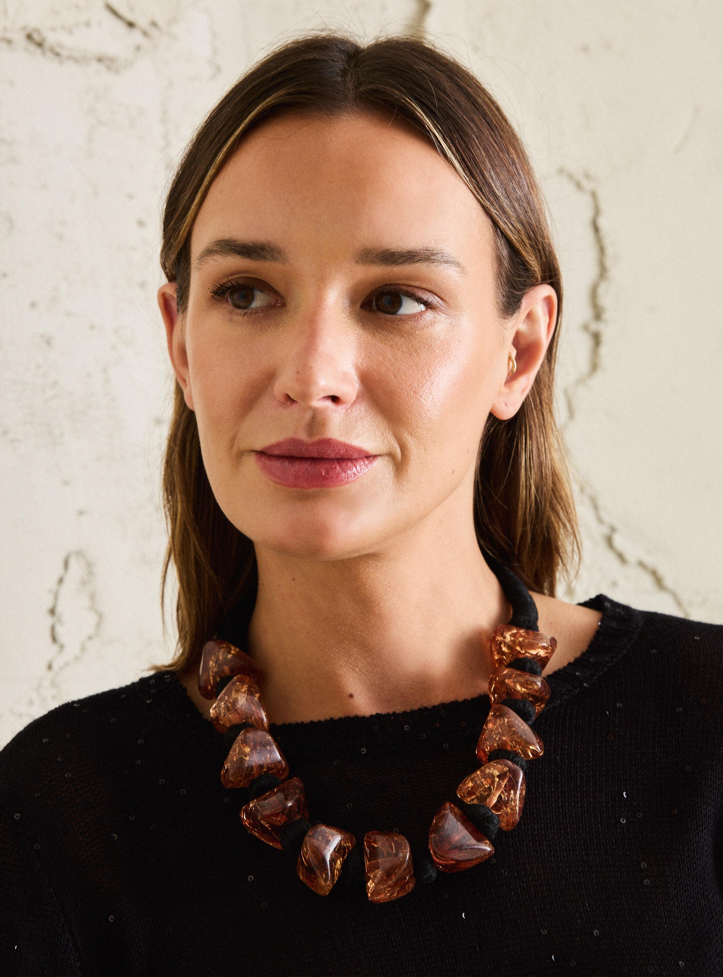 Collar Piedras de Resina y Cordón-3