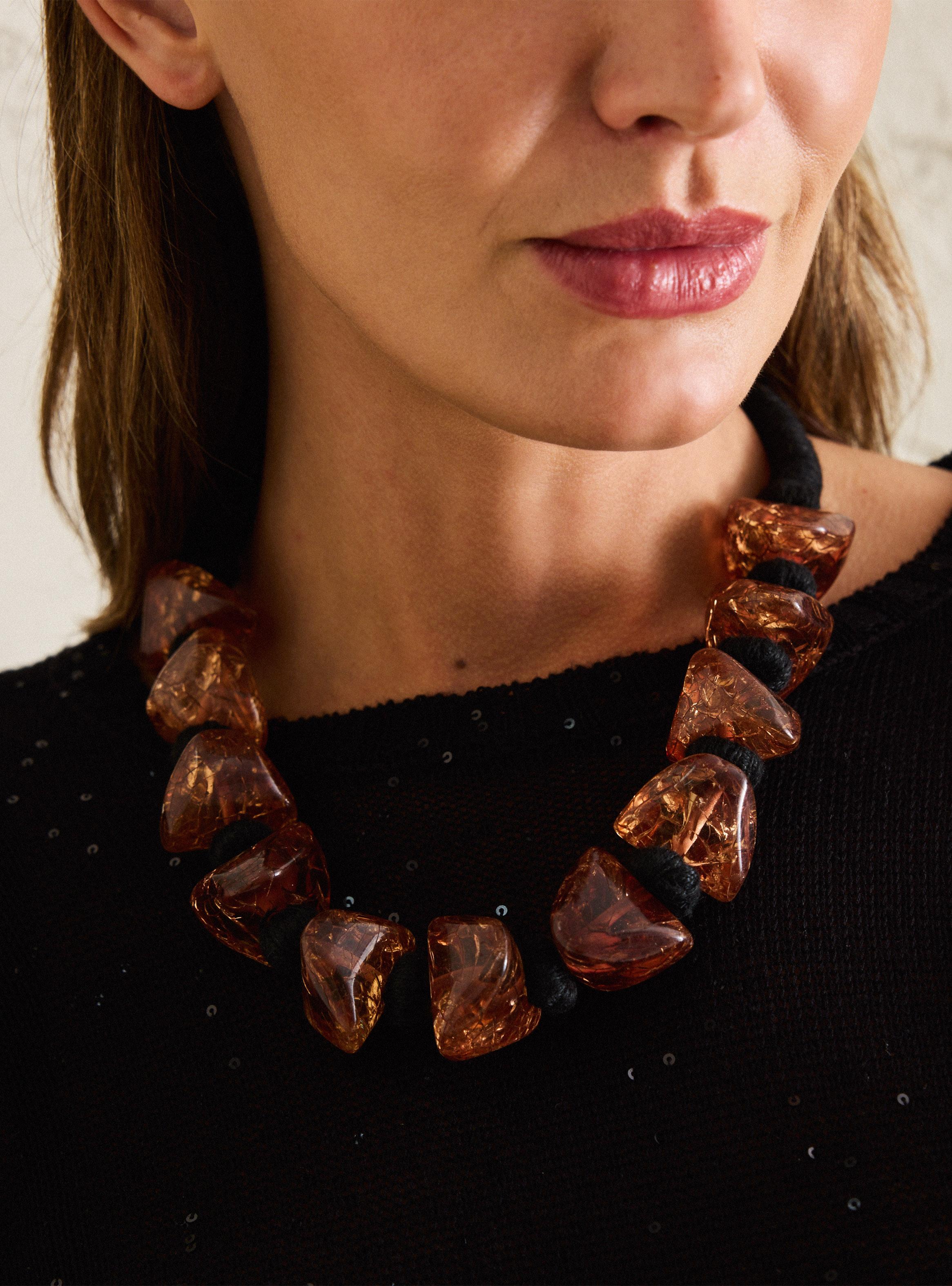 Collar Piedras de Resina y Cordón-2