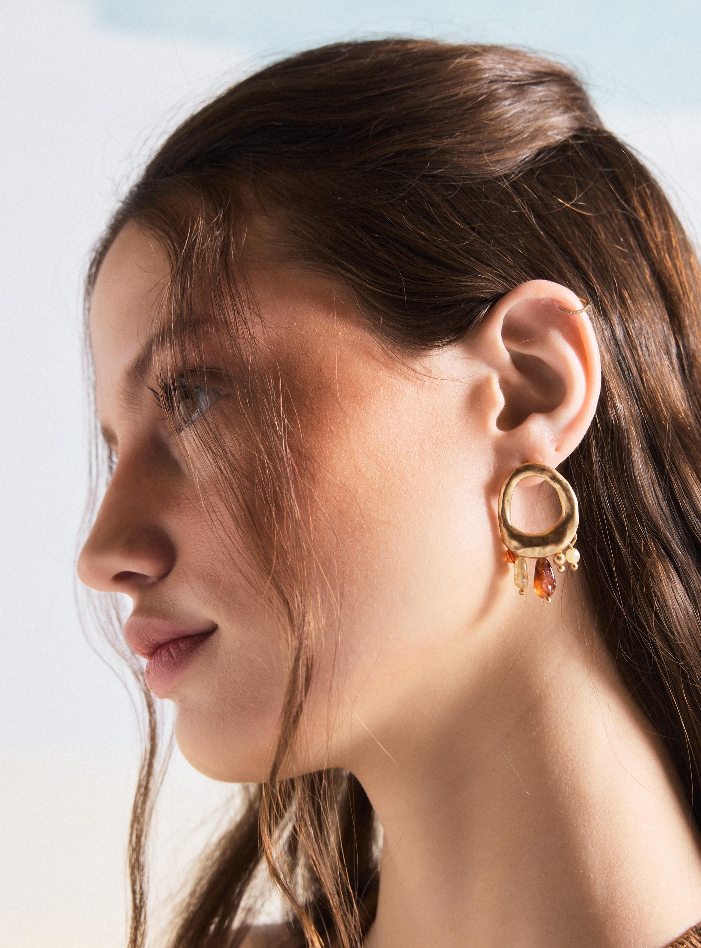 Aros con Base Orgánica Metálica y Colgantes Decorativos-2