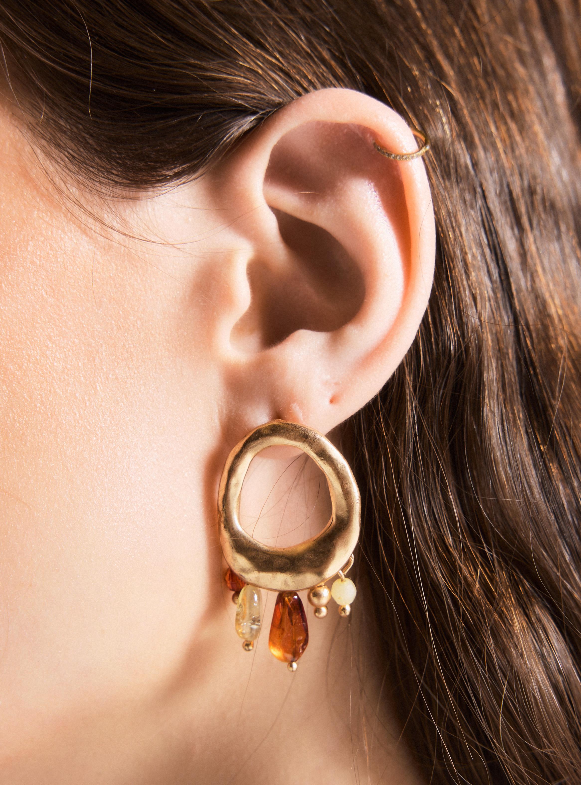 Aros con Base Orgánica Metálica y Colgantes Decorativos-3