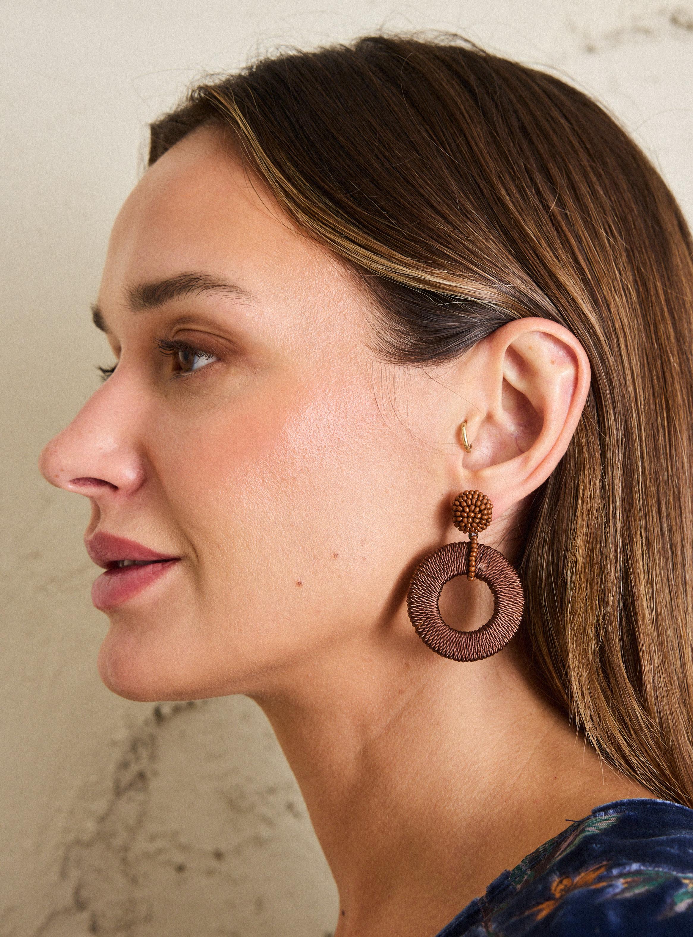 Aros Colgantes Curvos de Raffia y Mostacilla-3