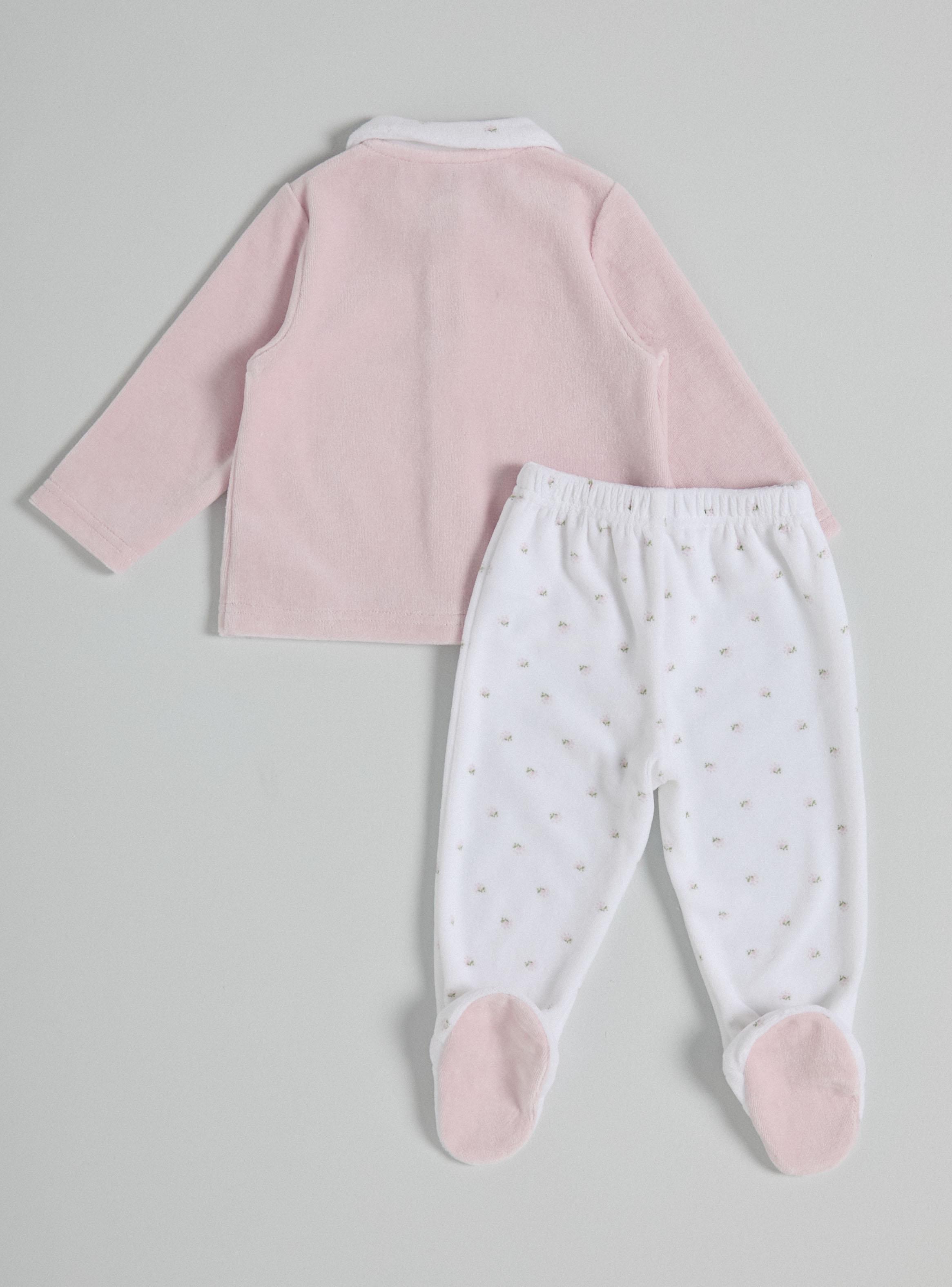 Conjunto con un Corazón en el Pecho-2