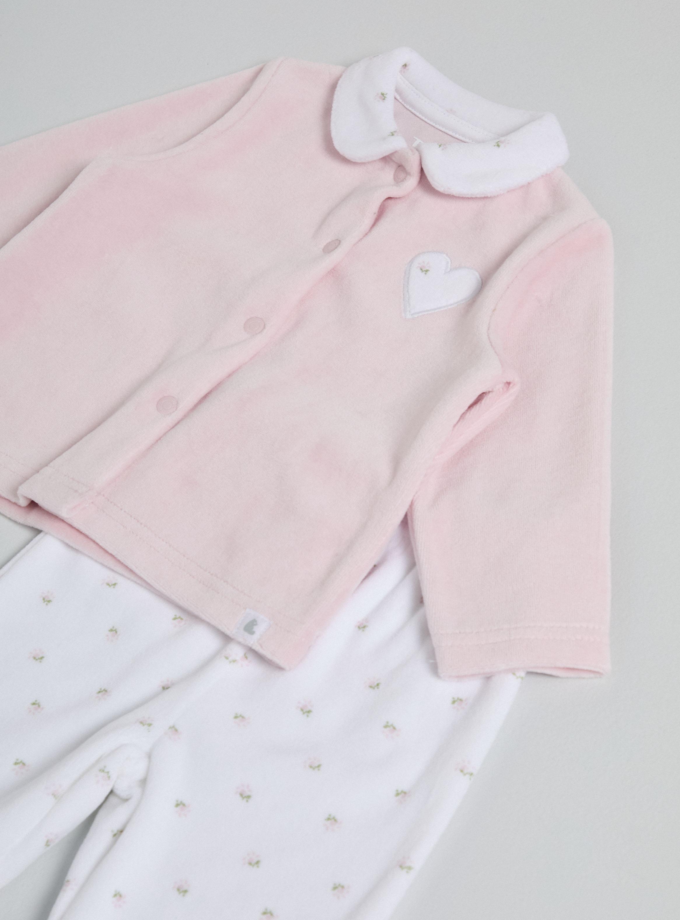 Conjunto con un Corazón en el Pecho-3