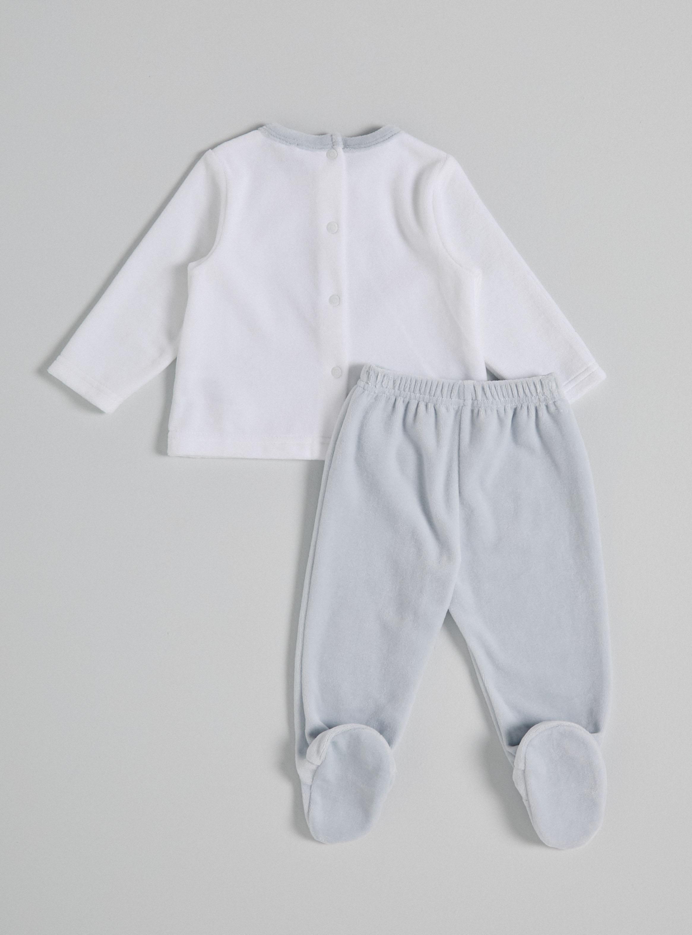 Conjunto con un León en el Pecho-2