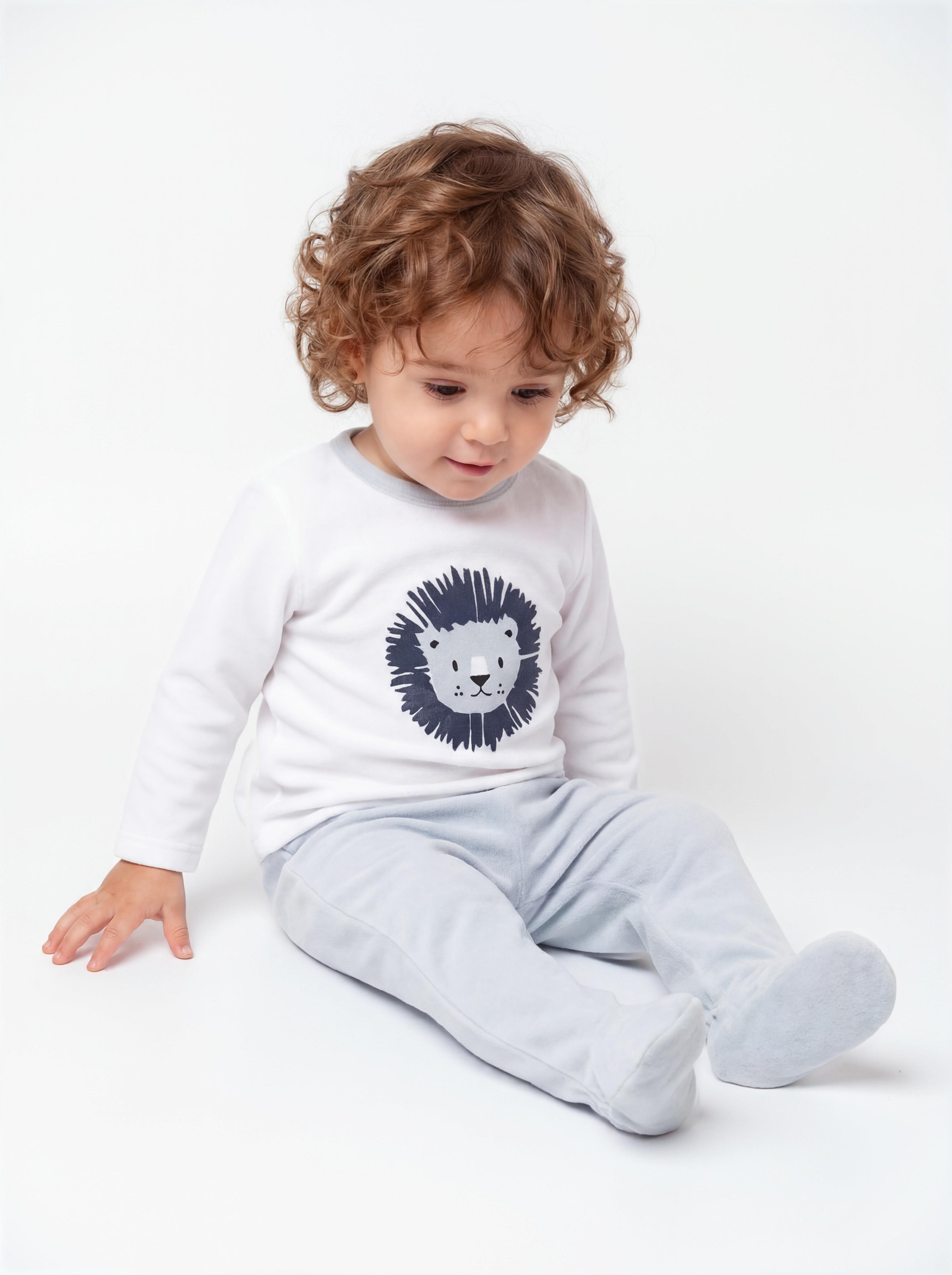 Conjunto con un León en el Pecho-1