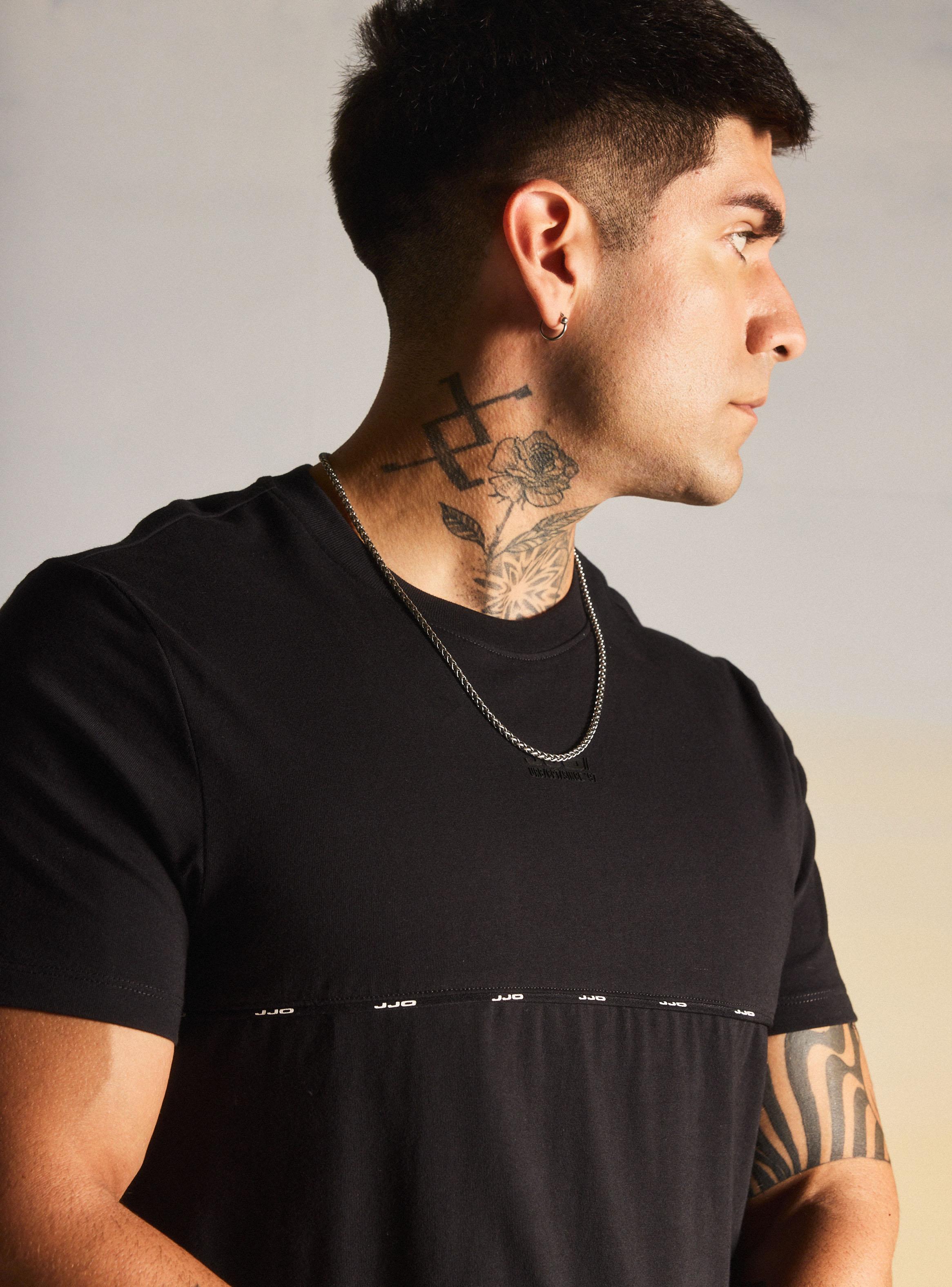 Polera Detalle Logo en Pecho-2