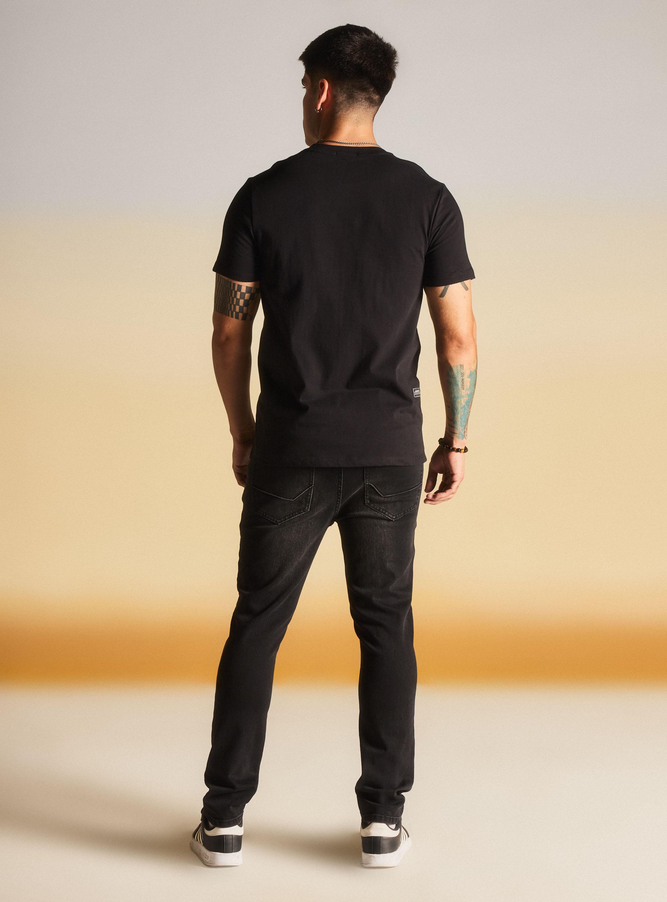 Polera Detalle Logo en Pecho-5