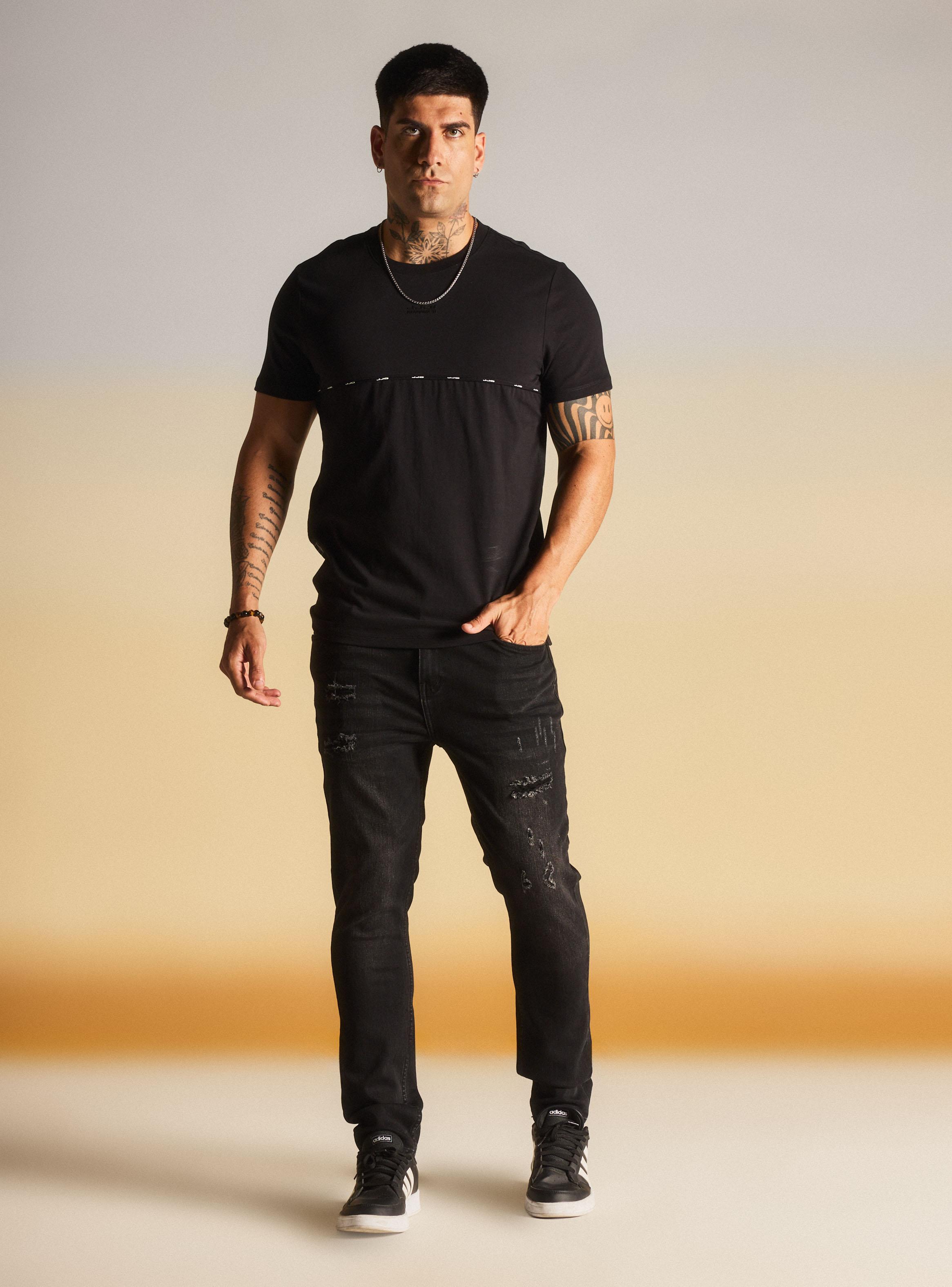 Polera Detalle Logo en Pecho-4