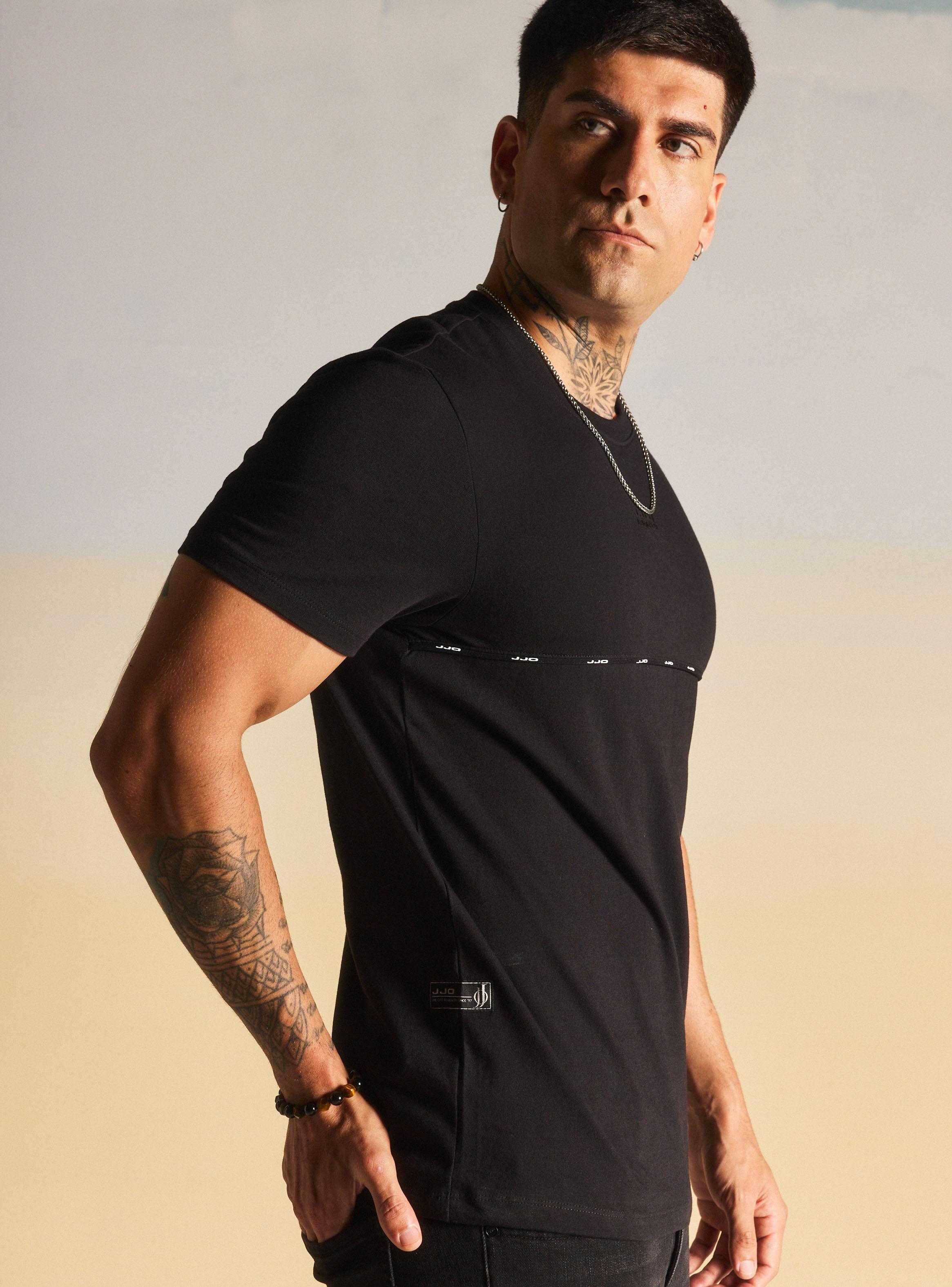 Polera Detalle Logo en Pecho-3