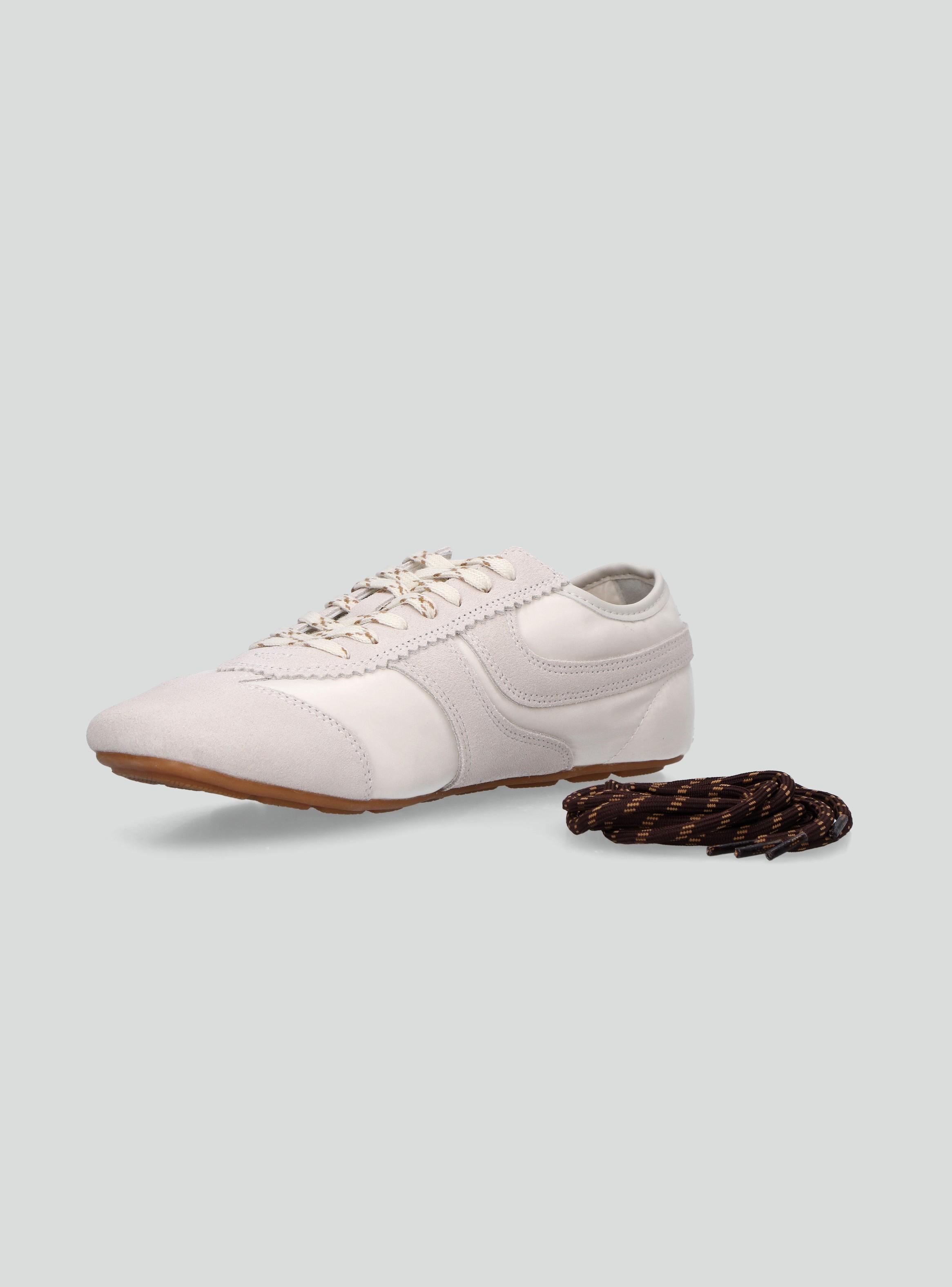 Zapatilla Urbana Plana con Detalles de Cuero Mujer-3