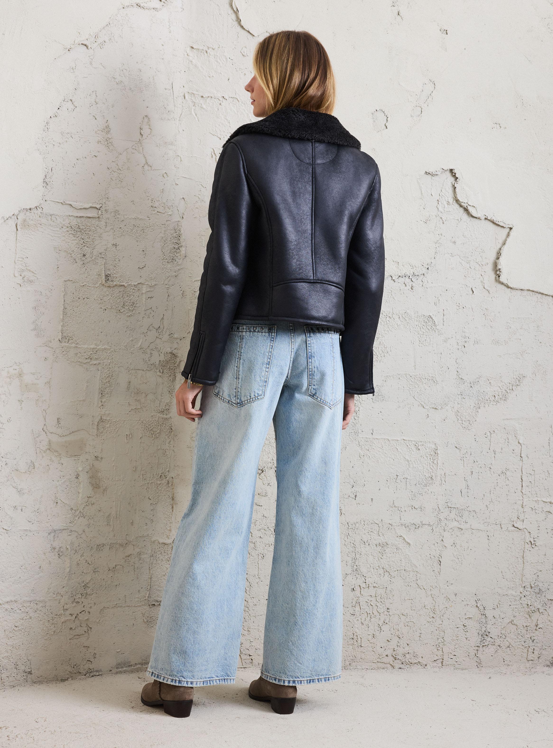 Jeans Desgastado con Aplicación de Tachas Metálicas-5