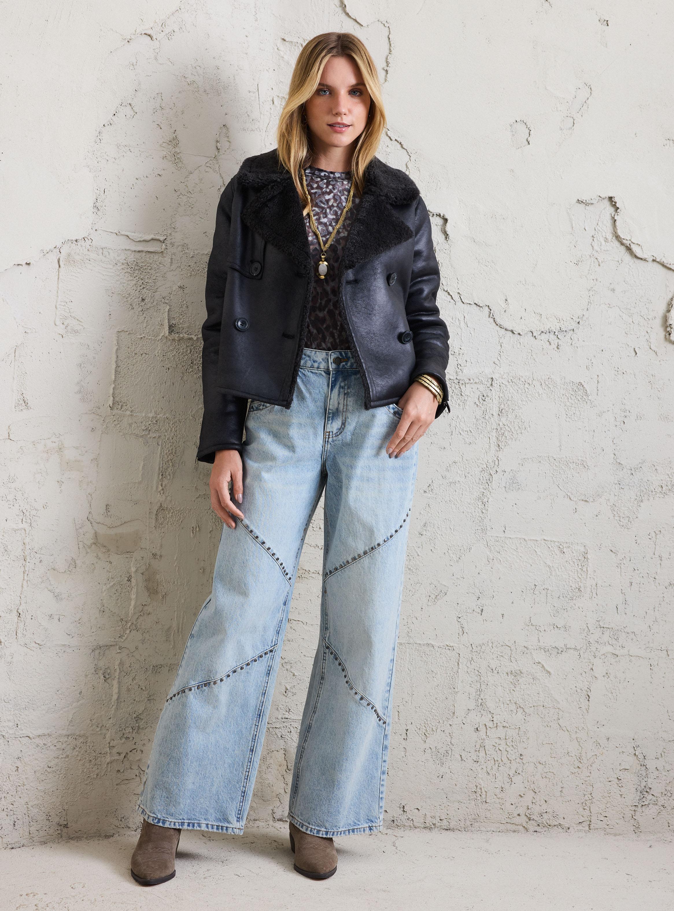 Jeans Desgastado con Aplicación de Tachas Metálicas-4