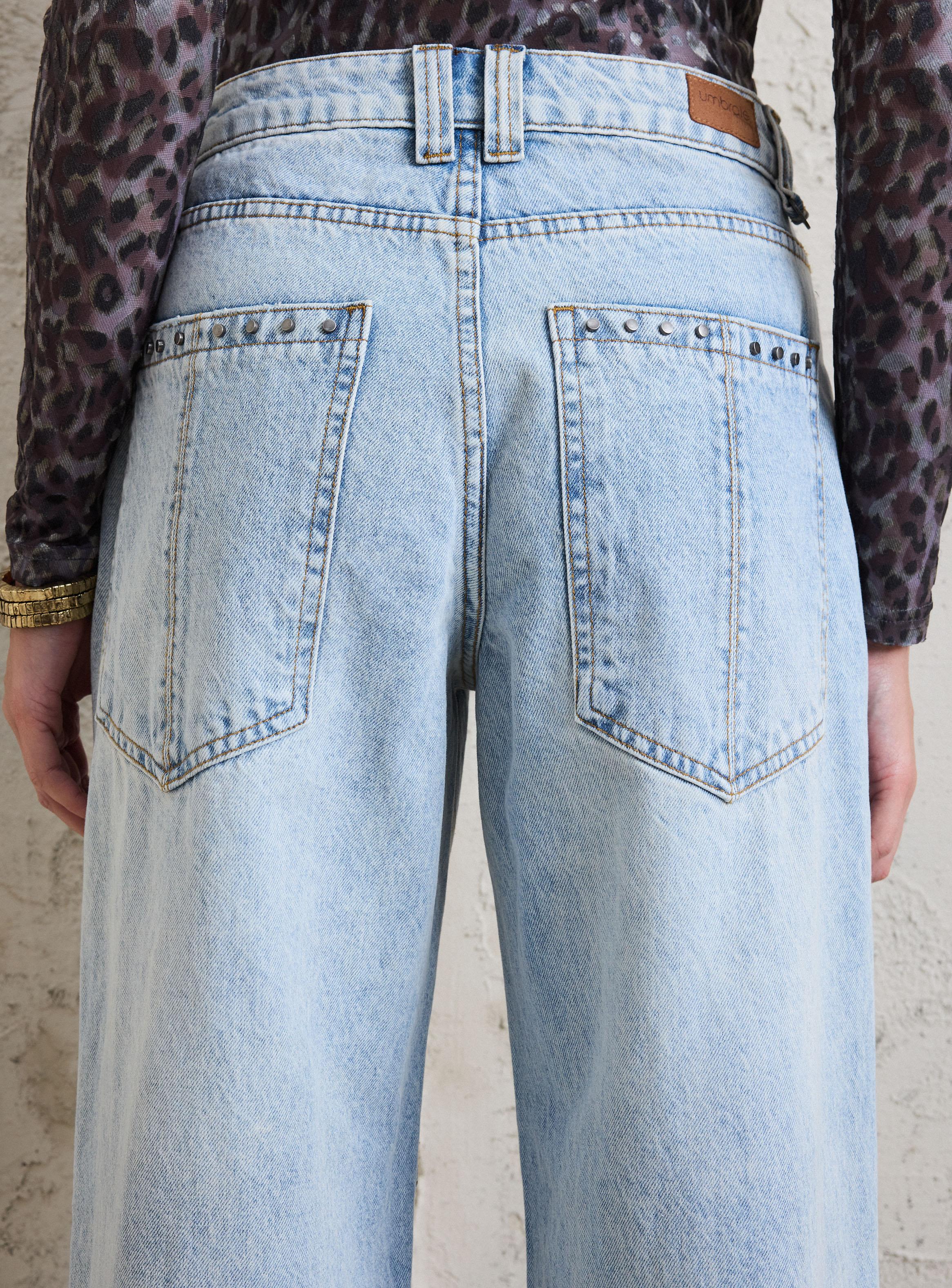 Jeans Desgastado con Aplicación de Tachas Metálicas-3